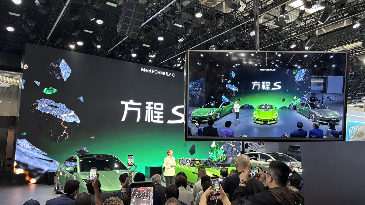 BYD 관계자가 24일 베이징 모터쇼(오토차이나 2026)에서 오프로드 브랜드 ‘팡청바오’의 신규 세단 라인업인 ‘팡청S’를 소개하고 있다.  베이징=정다은 특파원