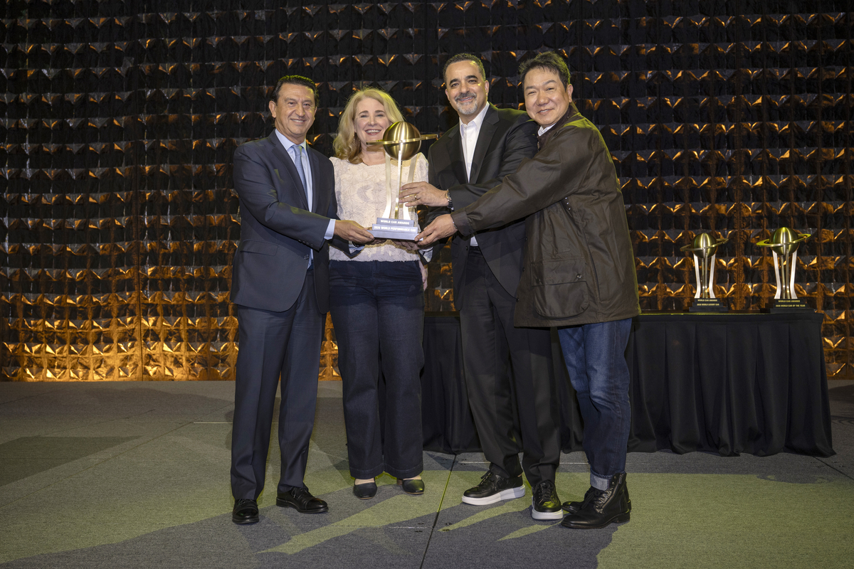 호세 무뇨스(왼쪽부터) 현대차 사장, 월드카 어워즈 심사위원 제니퍼 뉴먼 카즈닷컴 편집장, 랜디 파커 현대차 북미법인 최고경영자(CEO), 이상엽 현대제네시스글로벌디자인담당 부사장이 1일(현지시간) ‘뉴욕 국제 오토쇼’에서 진행된 ‘2026 월드카 어워즈’에서 수상 기념 사진을 촬영하고 있다. 사진제공=현대차