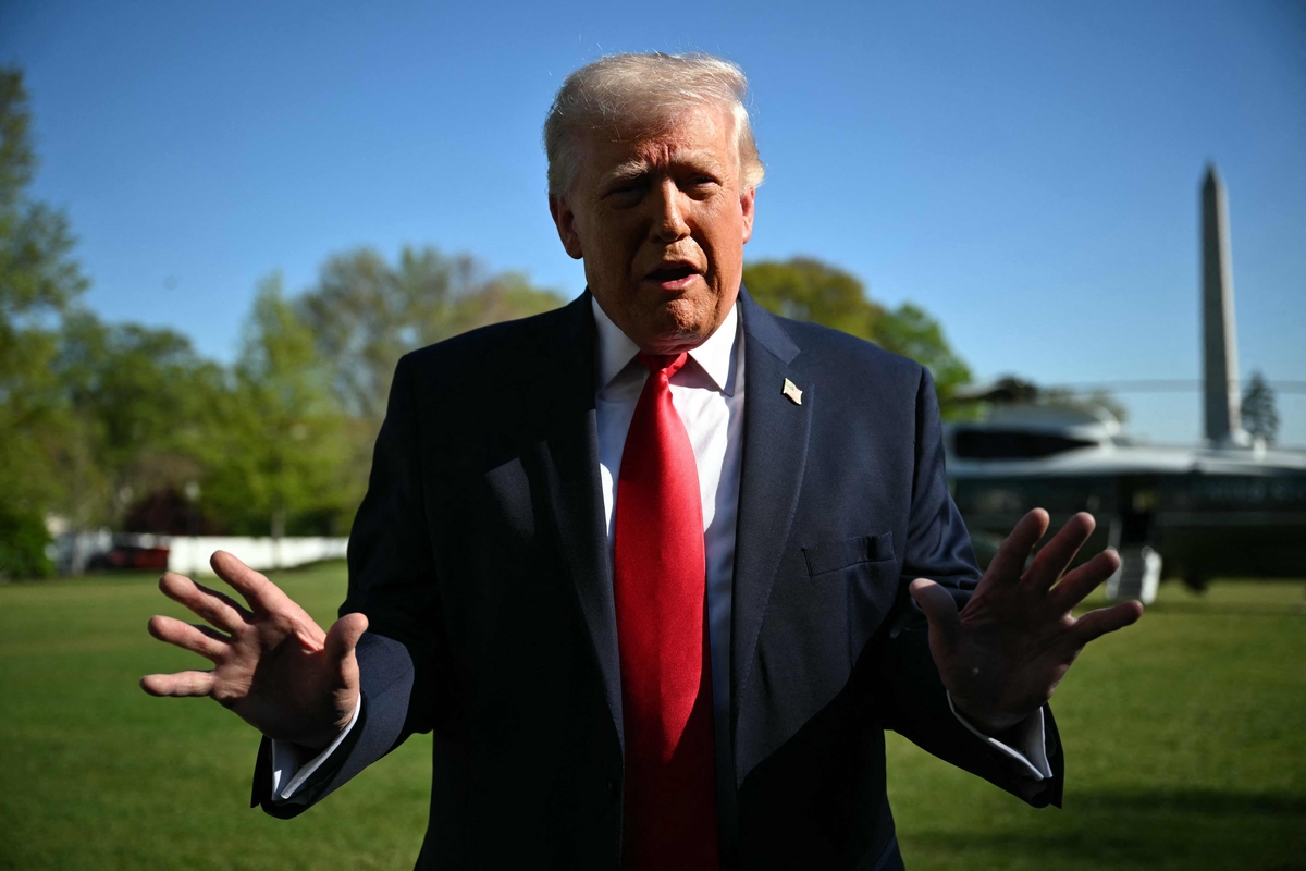 Trump’s Bold Move: US Navy to Blockade Ships in Hormuz Strait – What It Means for Global Trade