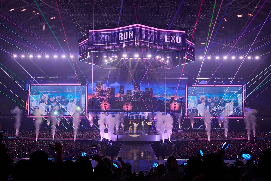 엑소, 다섯 명이 꽉 채운 단독 콘서트 \