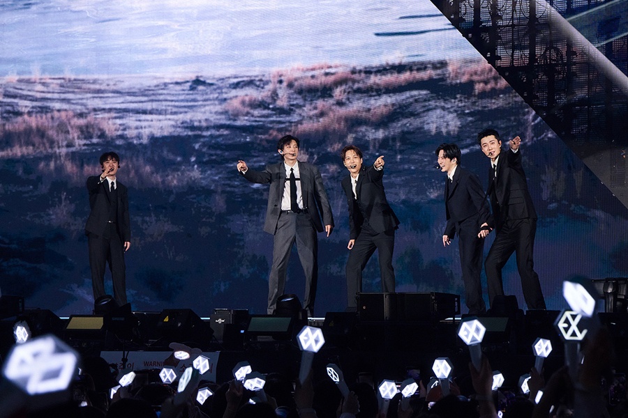 엑소, 다섯 명이 꽉 채운 단독 콘서트 \