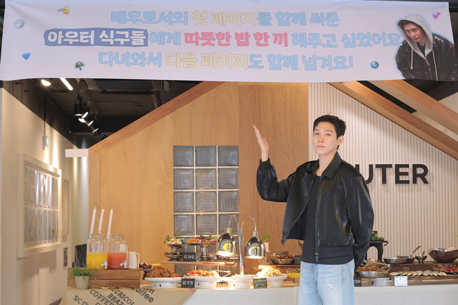 '4월 20일 입대' 김영대, 10년 동행 소속사 식구들 위한 깜짝 선물 준비