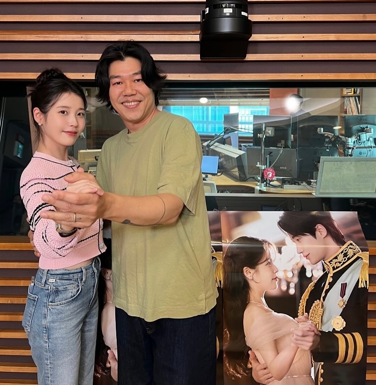 아이유가 '효리네 민박' 사장님 이상순과 라디오에서 재회했다. / 사진 : MBC 라디오 '완벽한 하루 이상순입니다' 공식 인스타그램