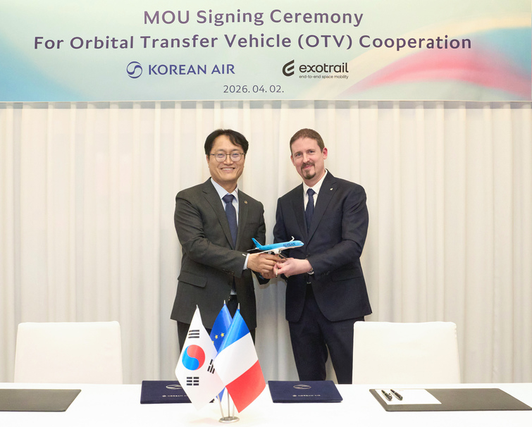 &nbsp;  Kim Kyung-nam, head of Korean Air’s Aircraft Technology Research Institute (left), and Jean-Luc Maria, CEO of Exotrail (right), pose for a commemorative photo at the MOU signing ceremony. (Provided by Korean Air)