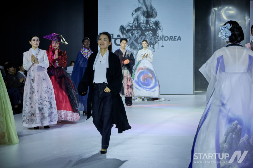 &nbsp;   KAHO KOREA designer Ryu Su‑jeong greeting the audience on stage
