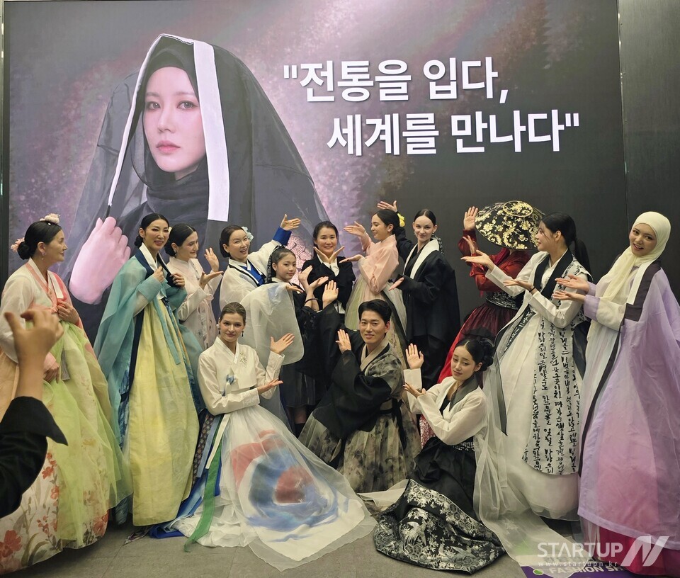 “Added a hijab to the hanbok”… KAHO KOREA targets global market with \'K‑Modest Fashion Show\' at DDP