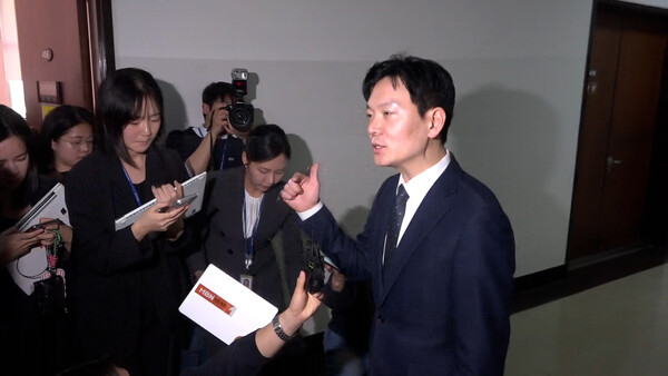 &nbsp;   ▲ Park Sang-yong, deputy chief prosecutor at the Incheon District Prosecutors\' Office who investigated the Ssangbangwool North Korea remittance case, refused to take the witness oath on the 3rd at the National Assembly’s special parliamentary probe into allegations of politically motivated, fabricated indictments by the Yoon Suk Yeol administration. He left the meeting room and then spoke to reporters. Photo = Media Today video capture