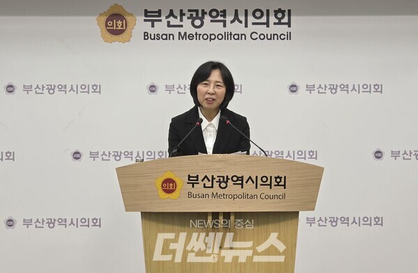 On the 3rd of last month, Hwang Jeong, a preliminary candidate for Seo District mayor, announced his candidacy in the Busan City Council briefing room. / Photo by Seung-ryeol Lee