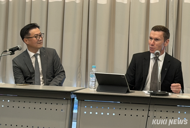 마티아스 바이틀 벤츠코리아 대표(사진 오른쪽)가 지난 4일 부산 벡스코에서 열린 미디어 인터뷰에서 취재진 질문에 답하고 있다. 송민재 기자 