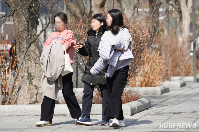초봄 날씨를 보인 27일 서울 광화문광장에서 시민들이 외투를 벗은 채 걷고 있다. 임은재 기자