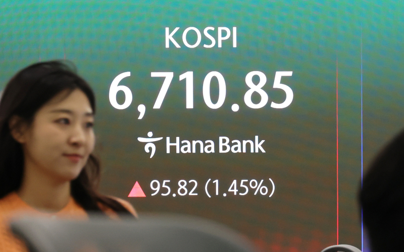 28일 서울 하나은행 본점 딜링룸에서 딜러들이 업무를 보고 있다. 연합뉴스