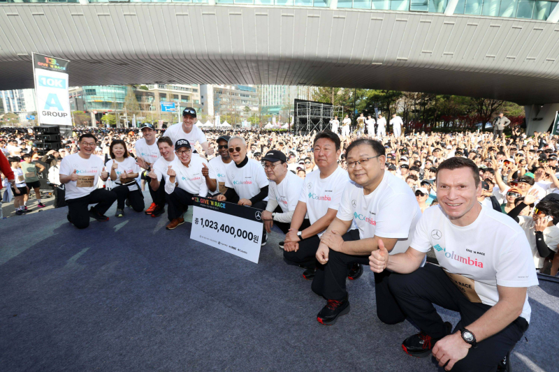 마티아스 바이틀 메르세데스-벤츠 사회공헌위원회 의장(오른쪽에서 첫번째), 이훈규 사회복지법인 아이들과미래재단 이사장(오른쪽에서 다섯번째), 제프 맥파이크 컬럼비아스포츠웨어코리아 대표(왼쪽에서 세번째), 박형준 부산광역시장(왼쪽에서 다섯번째)이 '제13회 기브앤 레이스'의 기부금 조성을 축하하며 포즈를 취하고 있다. 벤츠코리아 제공