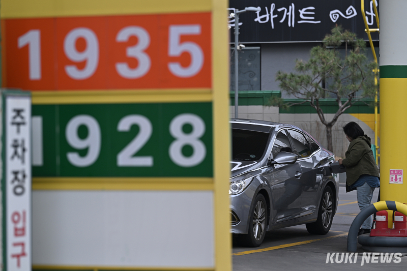 지난달 30일 서울 시내 한 주유소에서 운전자가 기름을 넣고 있다. 남동균 기자