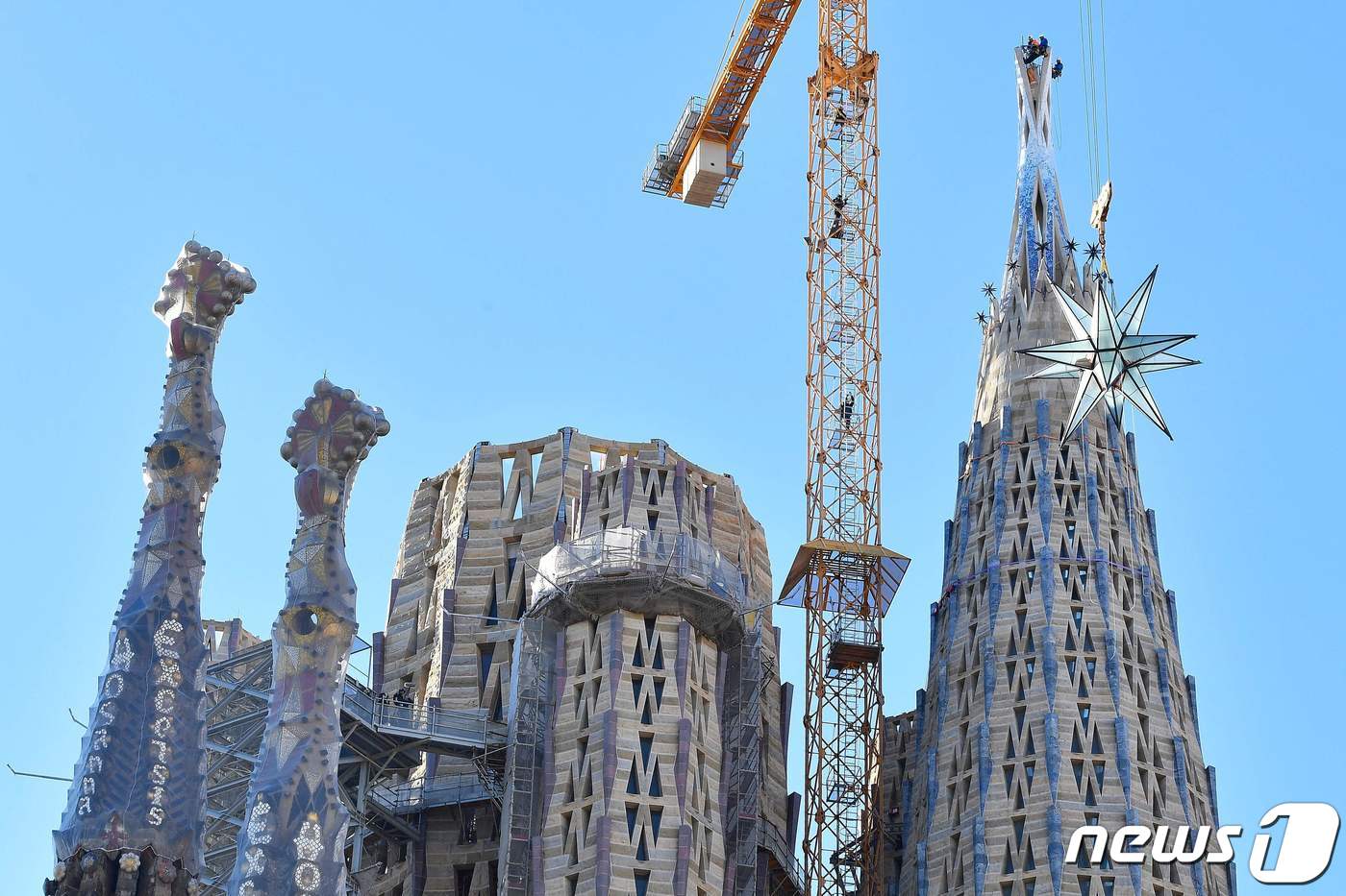 가우디 '사그라다 파밀리아' 성당 꼭대기에 거대한 별이 설치됐다