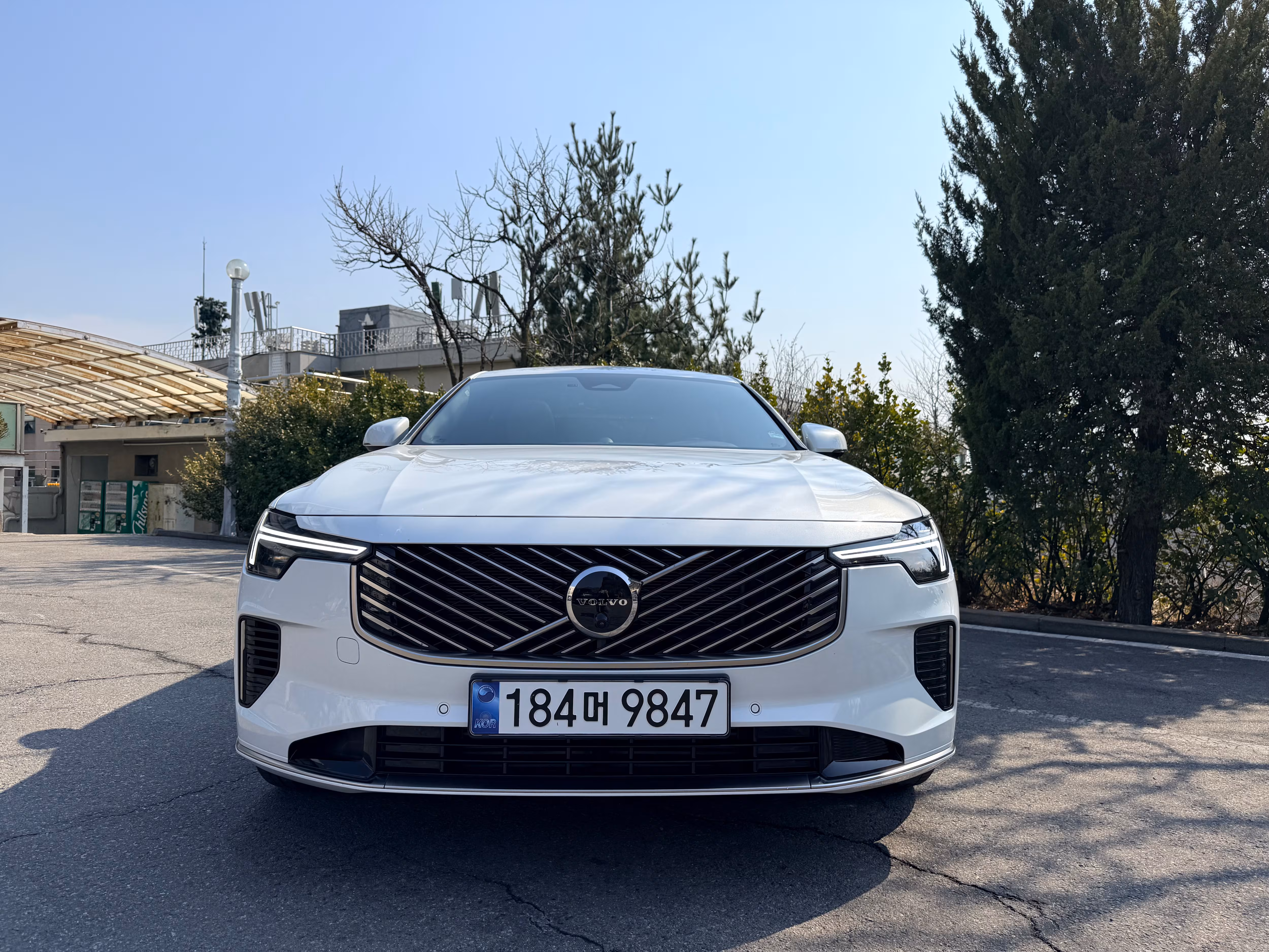 볼보자동차 준대형 세단 'S90' 플러그인 하이브리드(T8) 전면부./이윤정 기자