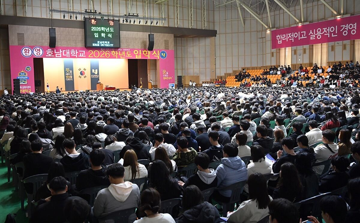 2026학년도 호남대 입학식. 출입국 당국은 최근 호남대에 편입한 중국인 유학생들이 위조 학위증을 제출한 사실을 포착해 조사에 나섰다./호남대