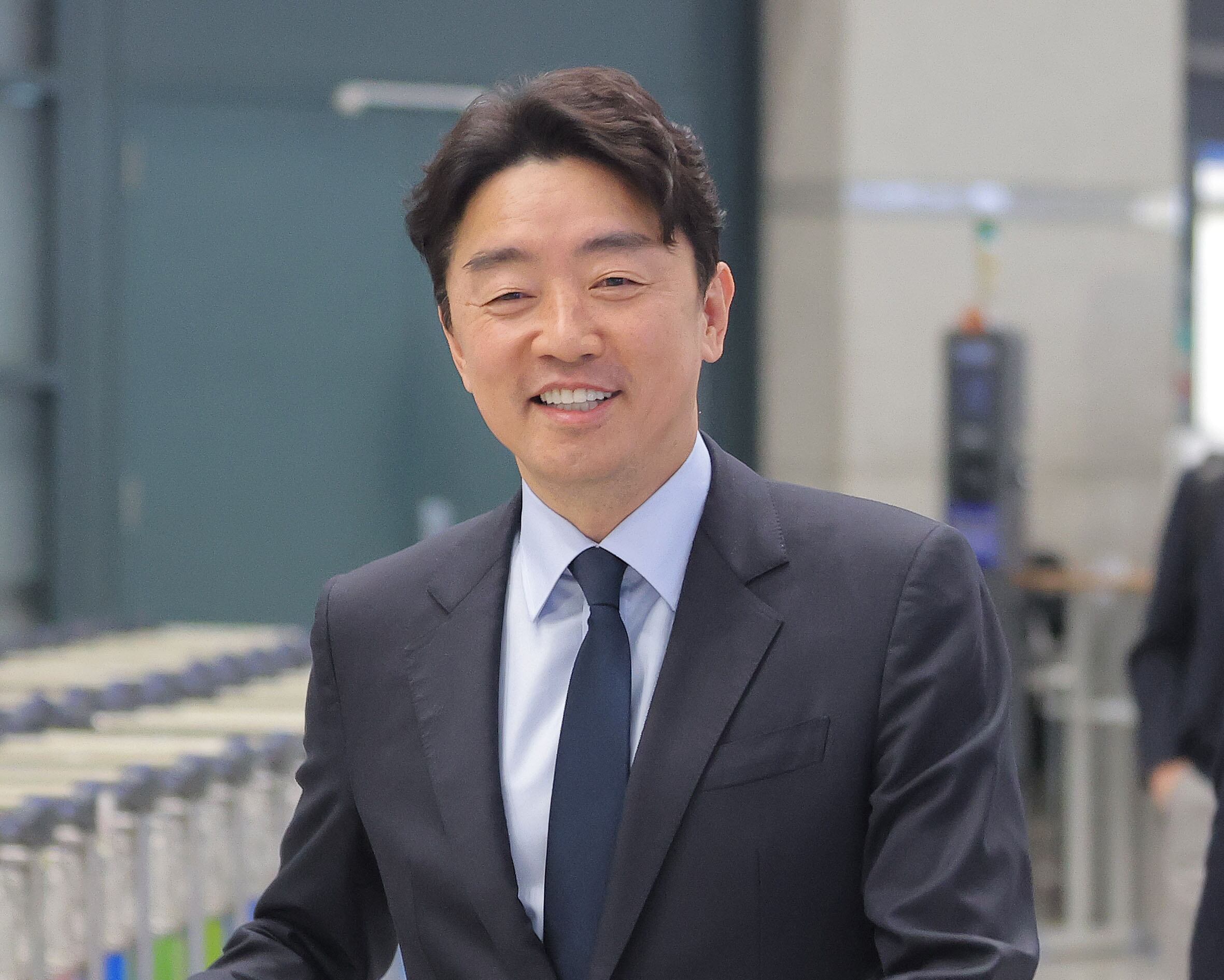 원유·나프타 등의 확보를 위해 카자흐스탄, 오만, 사우디아라비아, 카타르 등을 방문한 강훈식 대통령 비서실장이 14일 인천국제공항 제1여객터미널을 통해 귀국하고 있다./연합뉴스