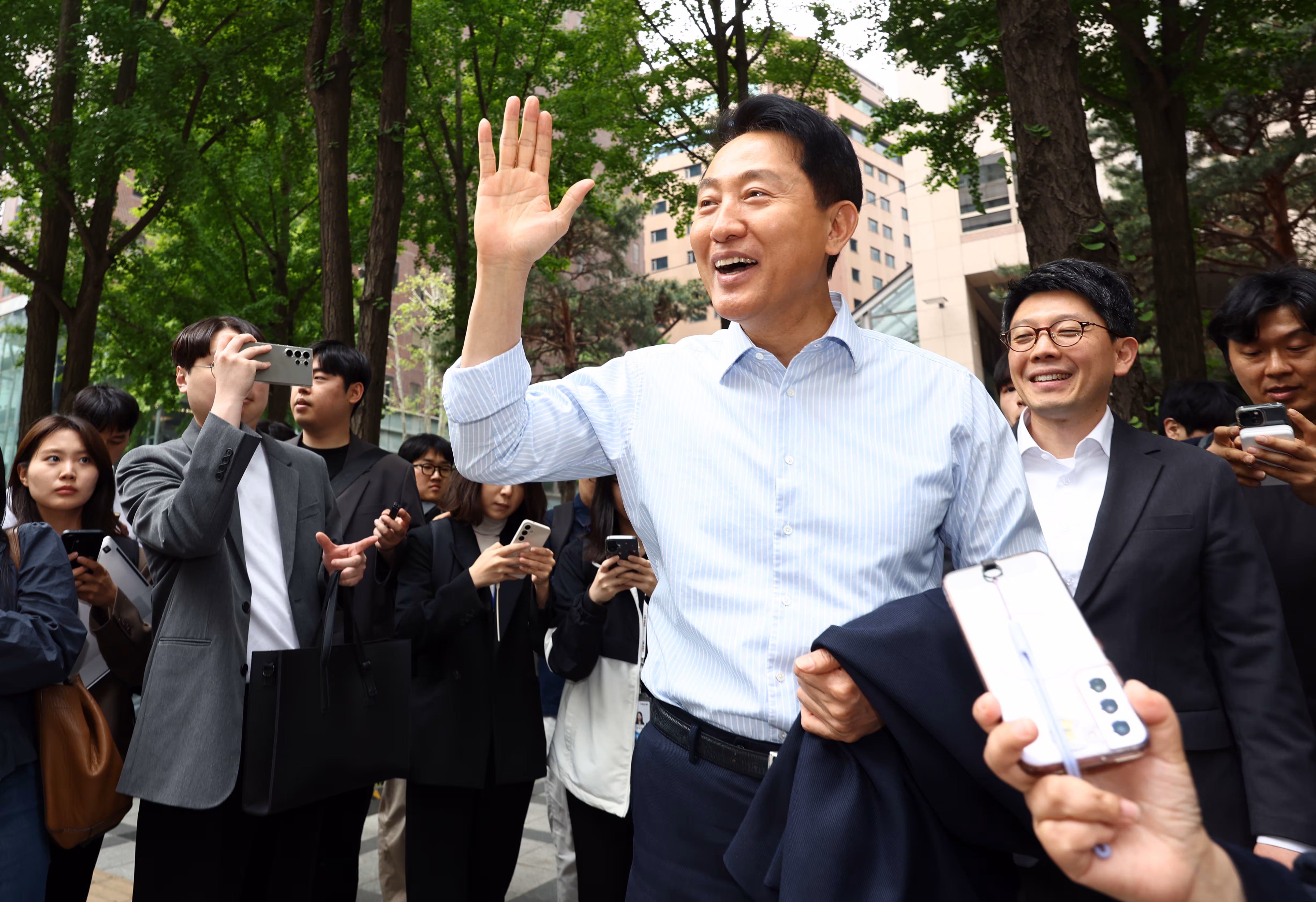 6.3 지방선거 서울시장 예비후보자 등록을 마친 오세훈 국민의힘 후보가 27일 오후 출마 기자회견을 위해 서울 종로구 보신각으로 이동하며 시민들과 인사하고 있다./뉴스1