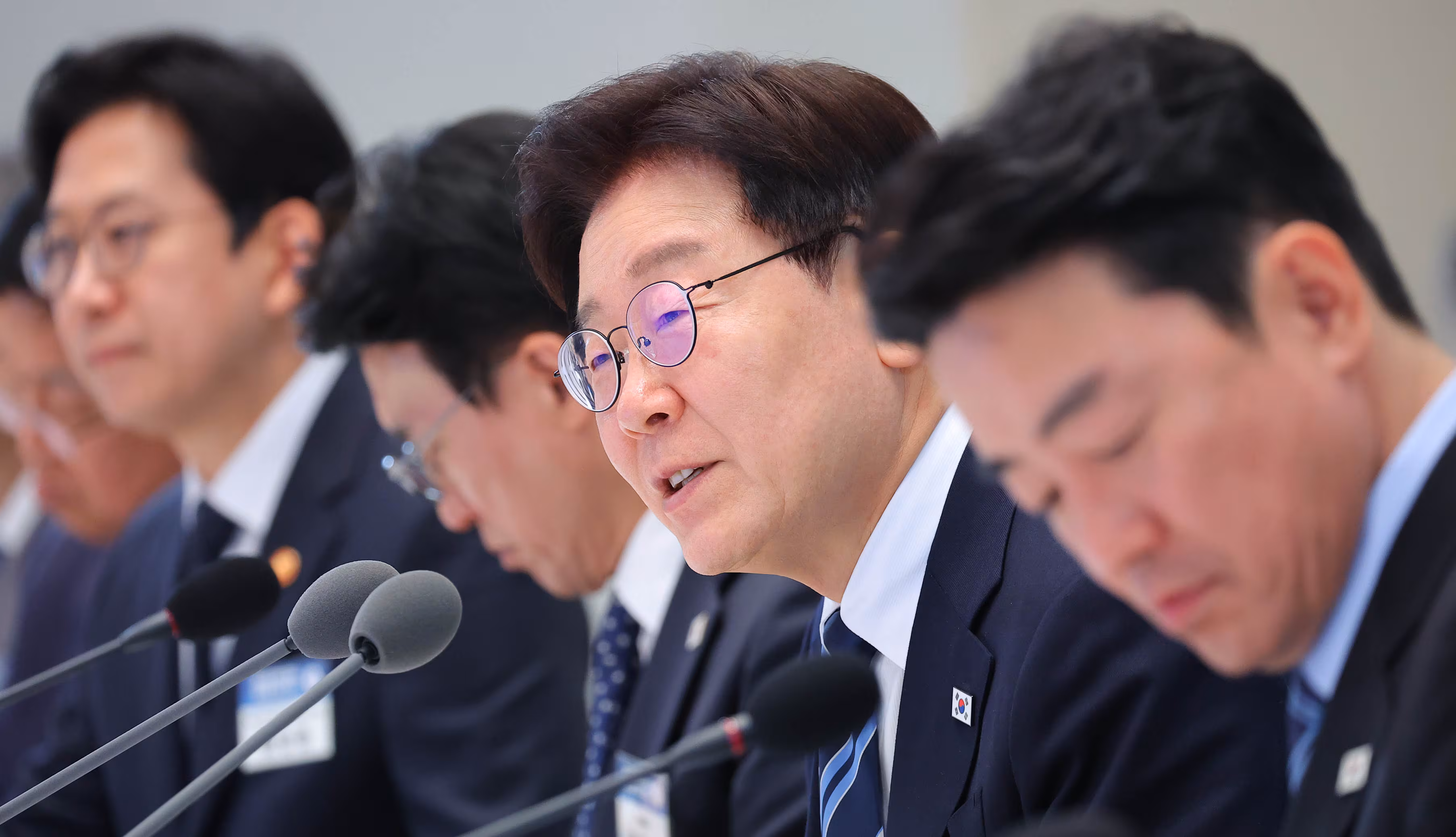 이재명 대통령이 17일 청와대 영빈관에서 열린 공공기관 및 유관기관 업무보고에서 참석 기관장에게 질문하고 있다. /연합뉴스