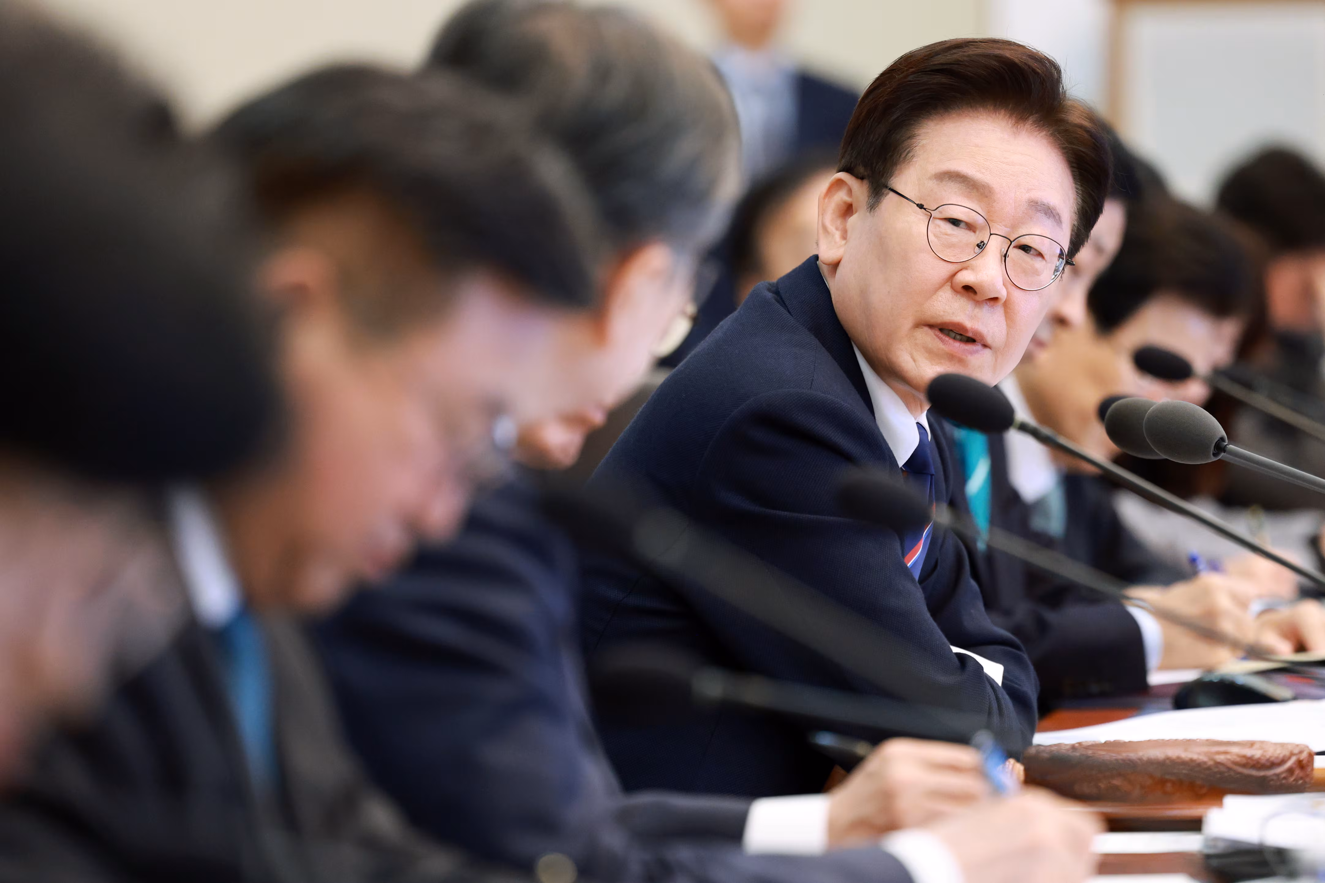 이재명 대통령이 31일 청와대에서 열린 국무회의에서 조현 외교부 장관에게 질문하고 있다. /연합뉴스