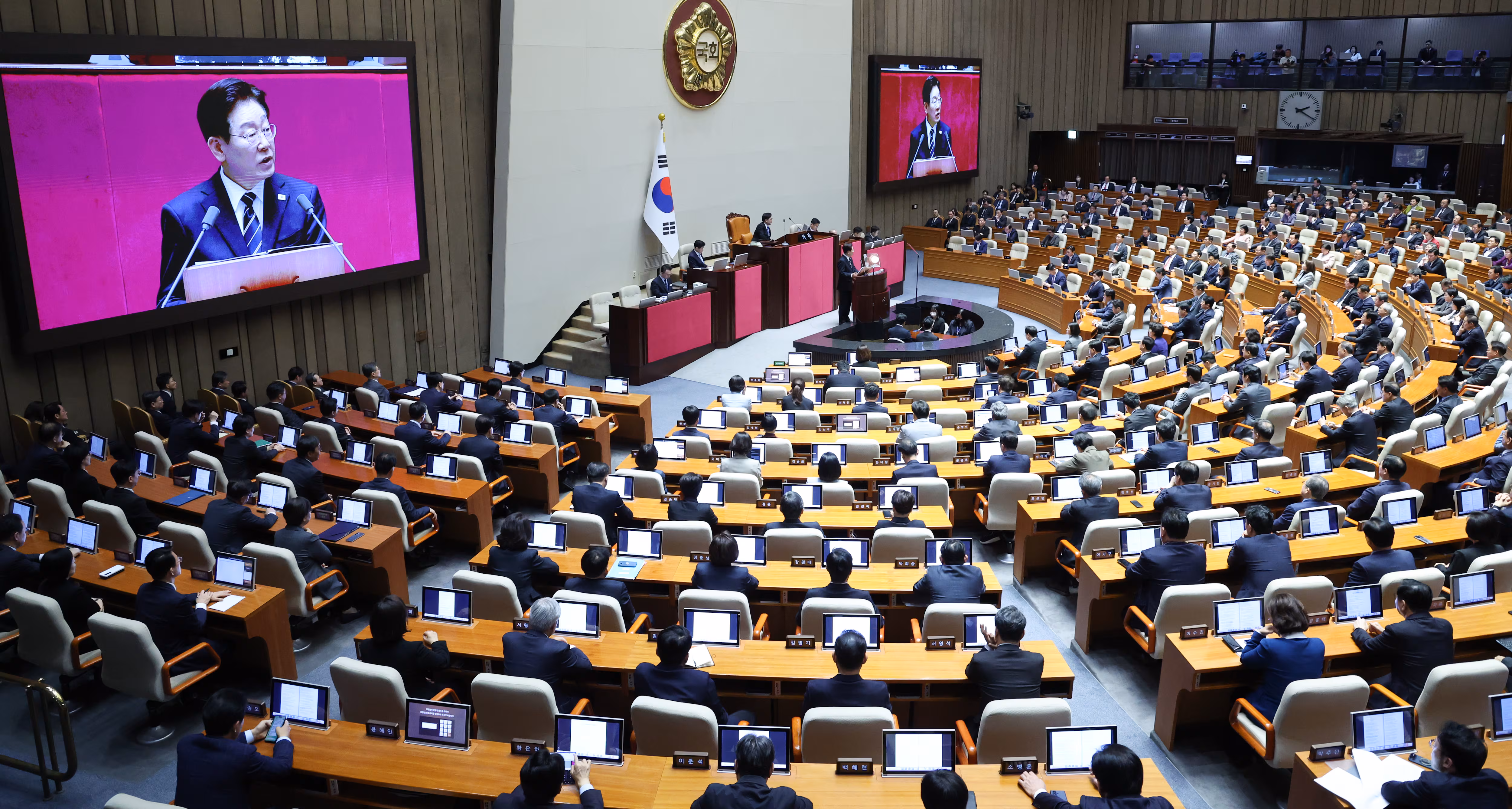 이재명 대통령이 2일 서울 여의도 국회에서 중동 사태 대응을 위한 추가경정예산(추경)안에 대한 시정연설을 하고 있다. /뉴스1