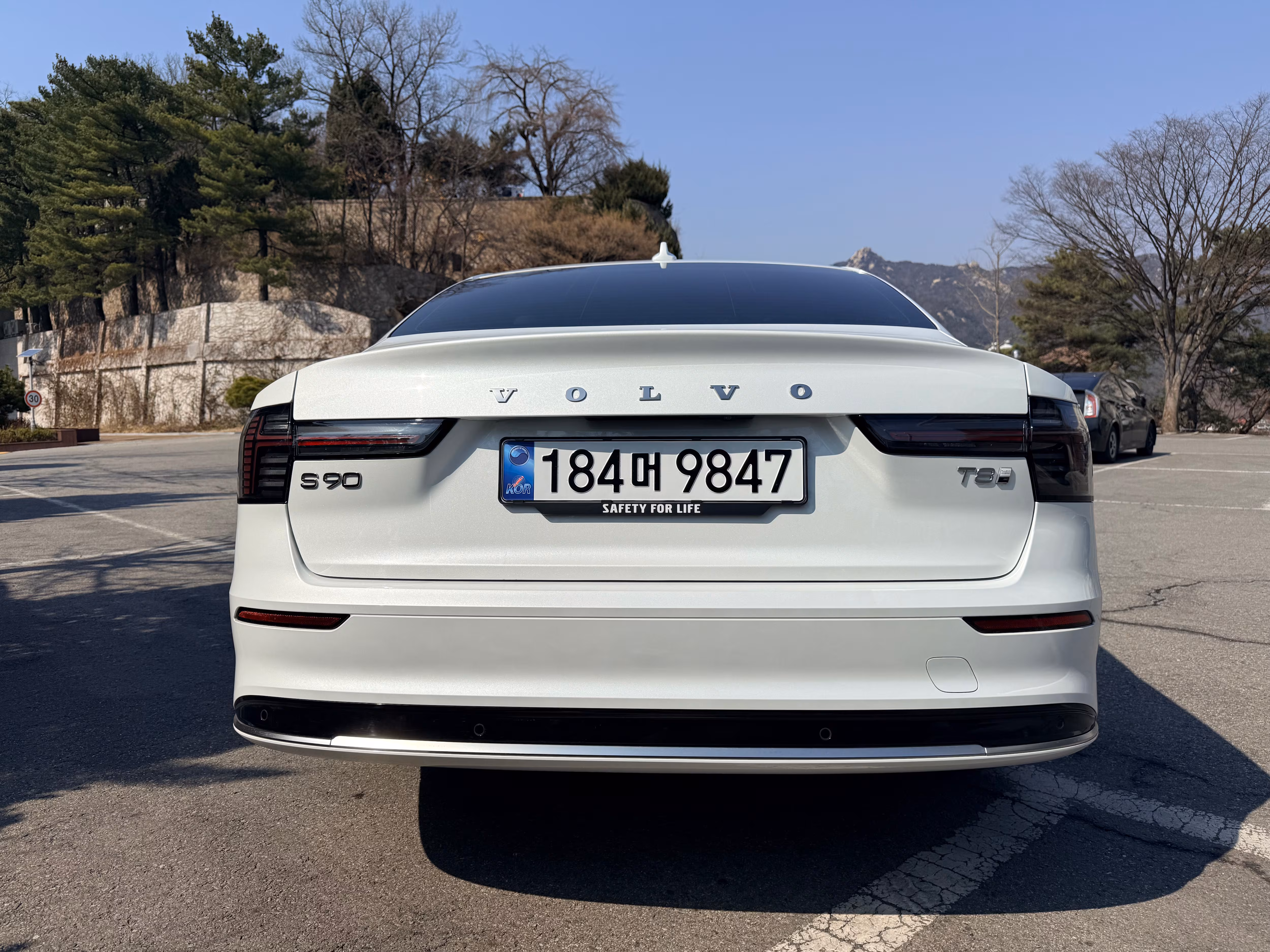 볼보자동차 준대형 세단 'S90' 플러그인 하이브리드(T8) 후면부./이윤정 기자