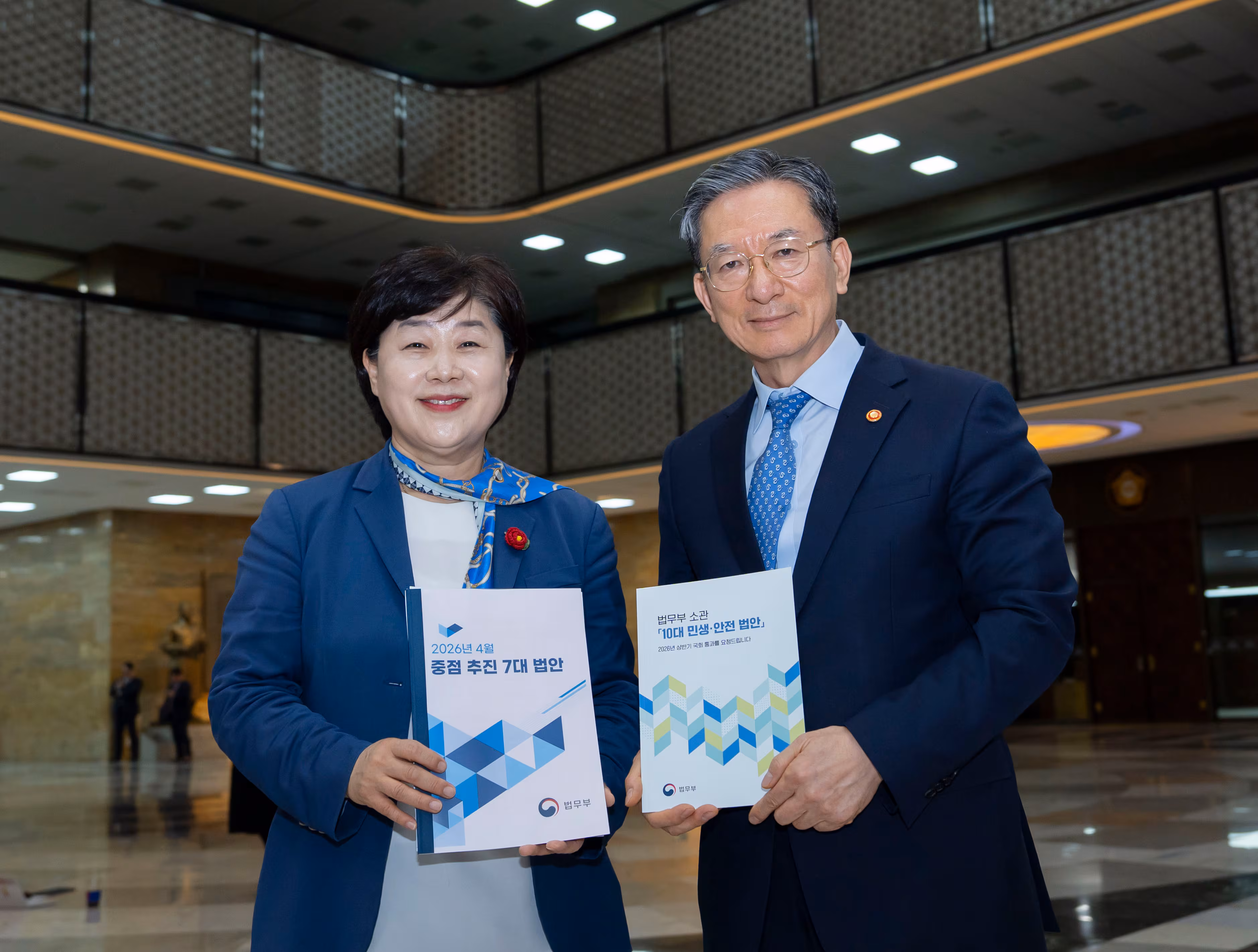 정성호 법무부 장관은 지난 달 31일 여당 원내대표 및 국회 법제사법위원회 위원장 등을 예방해 '중점 추진 7대 민생 안전 법안'을 설명하고, 집중 심사를 요청했다고 1일 밝혔다. /법무부 제공