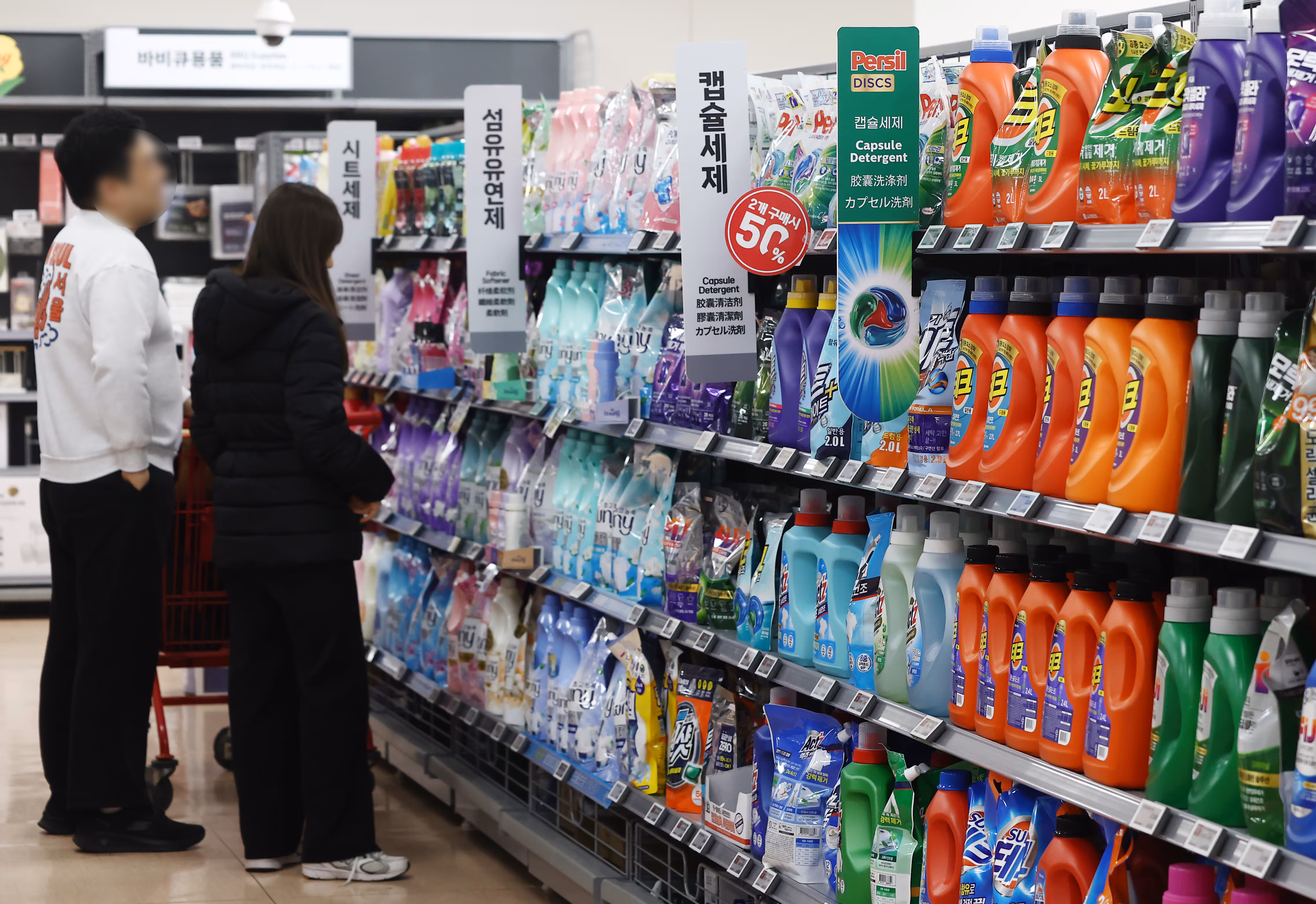 서울 시내의 한 대형마트에서 시민이 장을 보고 있다./뉴스1