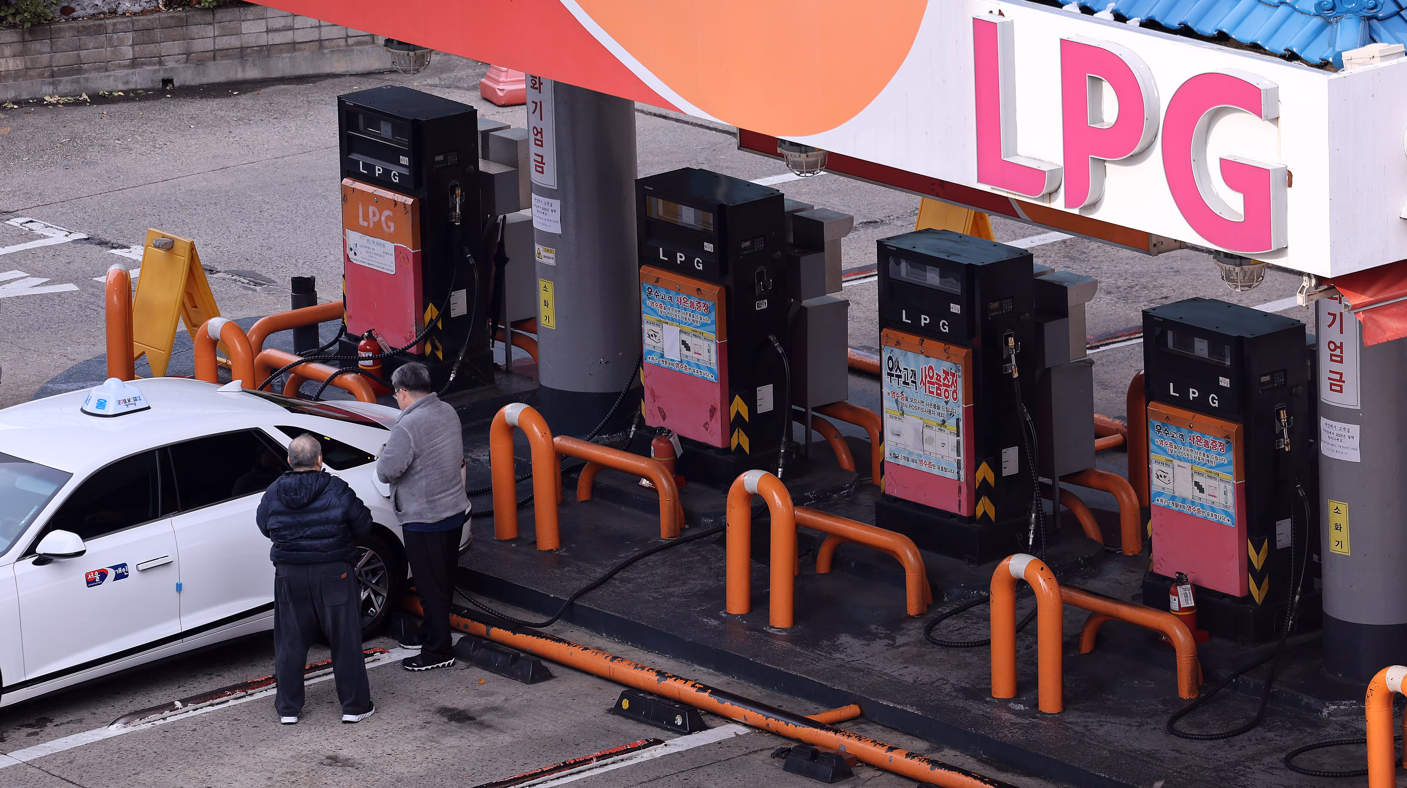 서울의 한 LPG 충전소에서 직원이 차량에 가스를 충전하고 있다./뉴스1