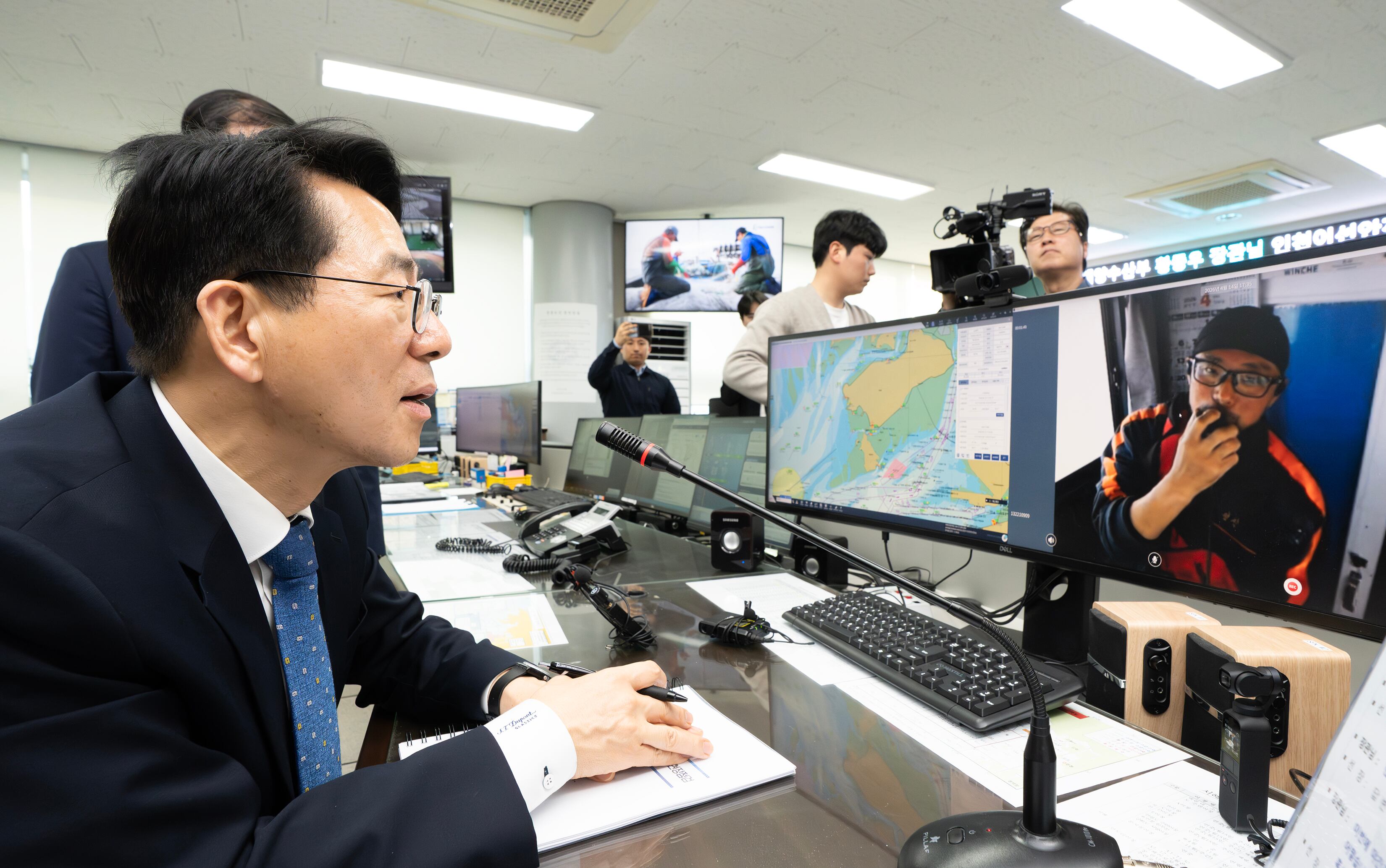 (인천=뉴스1) = 황종우 해양수산부 장관이 14일 오후 인천어선안전조업국을 방문해 인천 연안해역에서 조업중인 꽃게잡이 어선과 무선교신을 하고 있다. (해수부 제공. 재판매 및 DB 금지) 2026.4.14/뉴스1