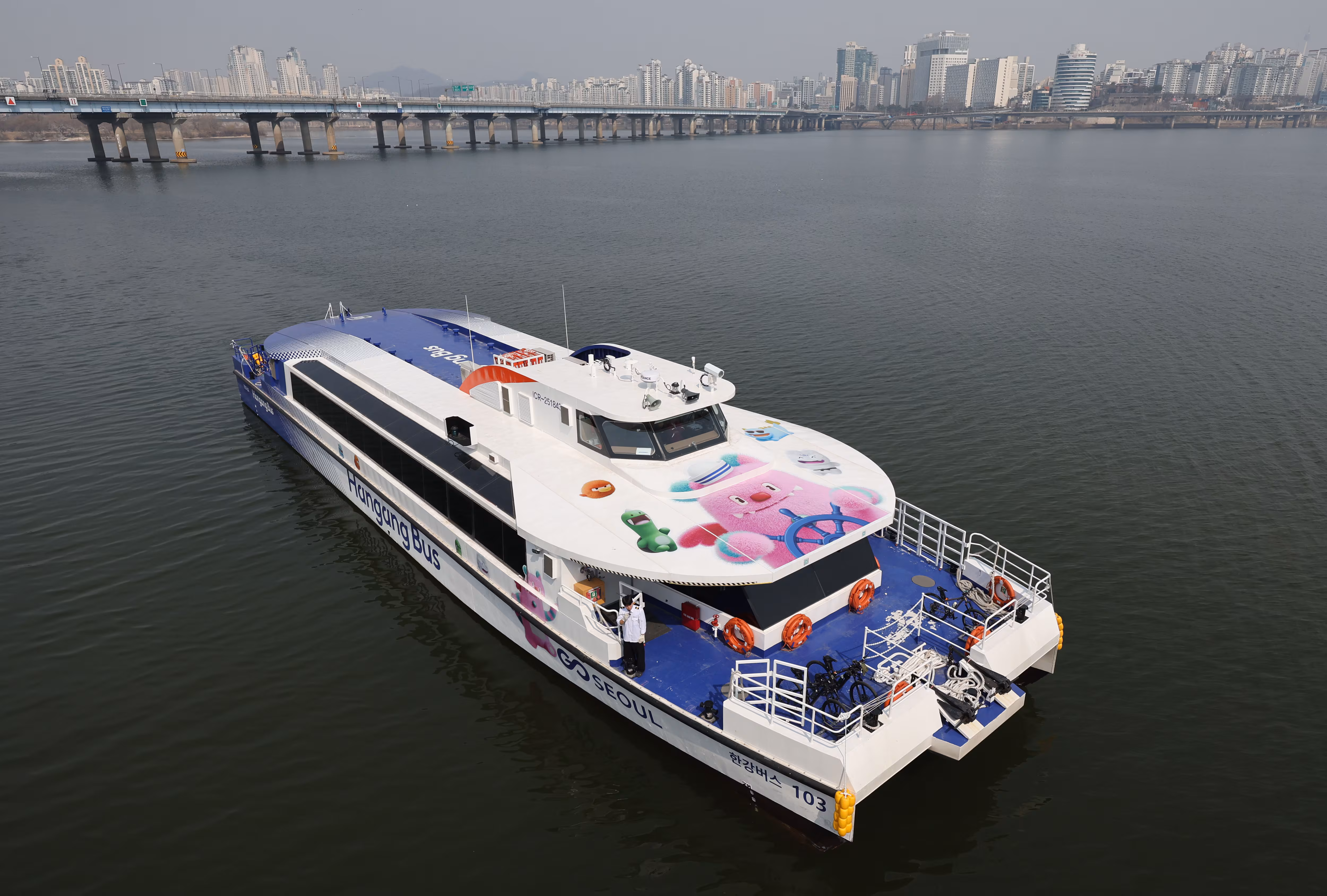 한강버스가 서울 여의도 한강버스 선착장으로 향하고 있다./ 연합뉴스