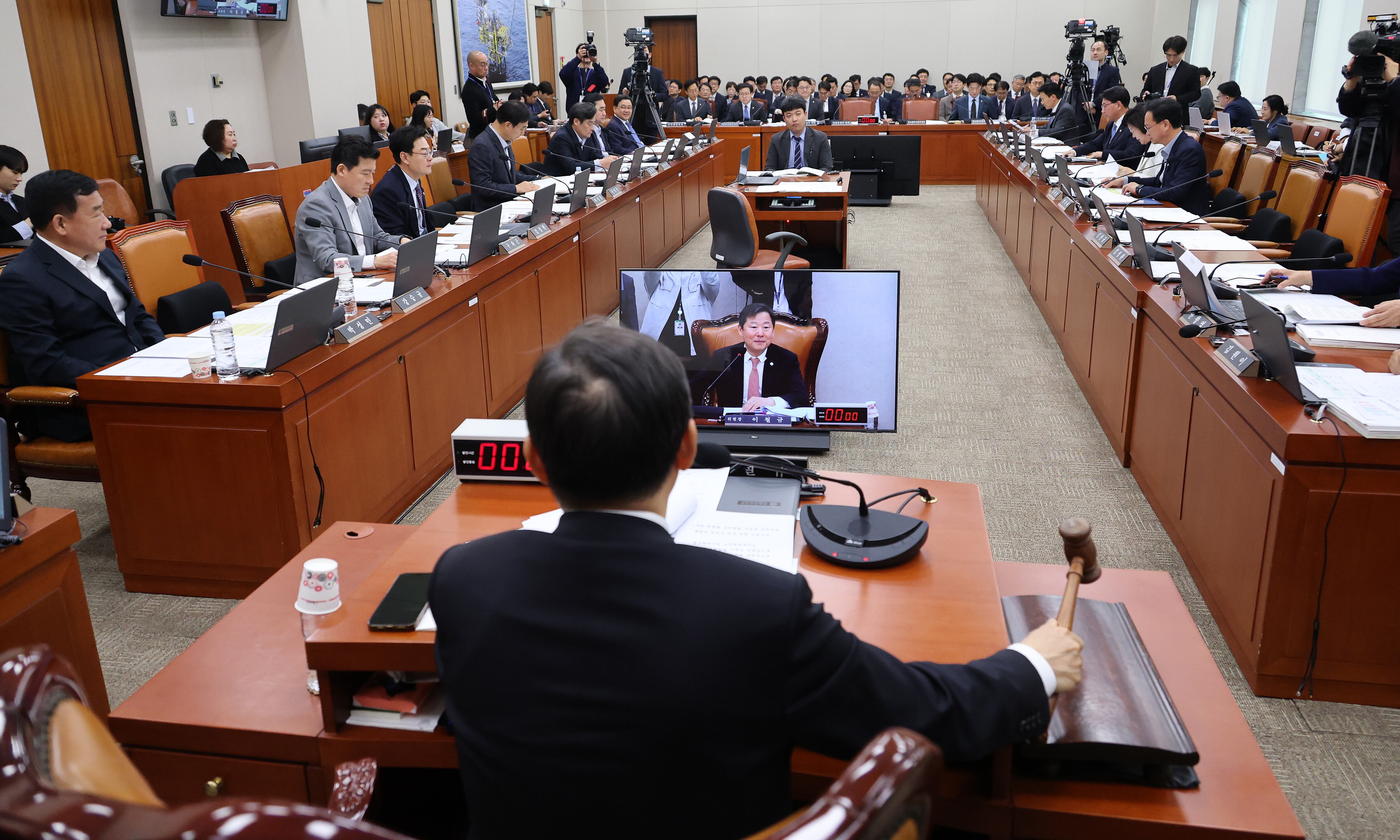 이철규 위원장이 지난 6일 국회에서 열린 산업통상자원중소벤처기업위원회 전체 회의에서 의사봉을 두드리고 있다. /연합뉴스