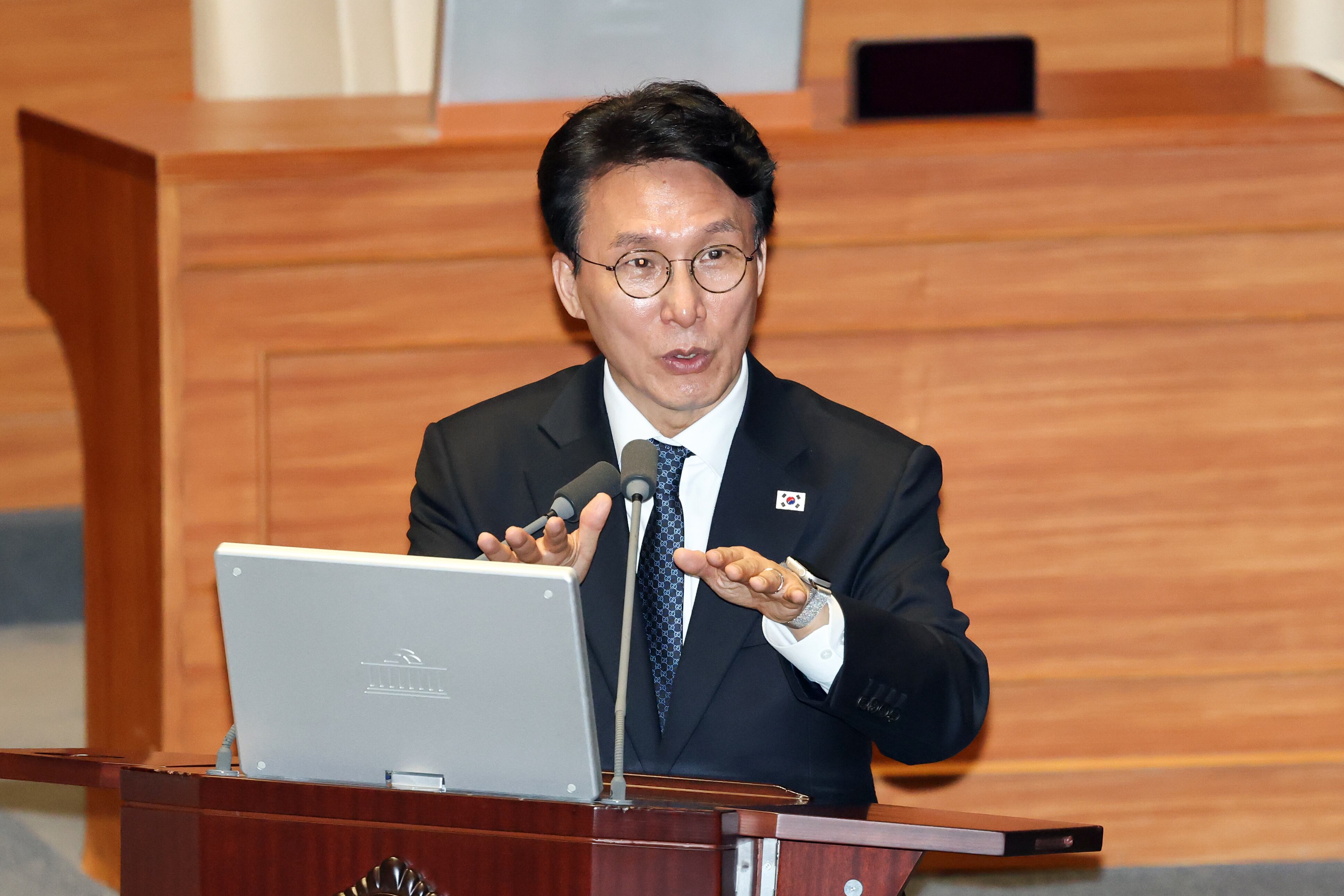 김민석 국무총리가 6일 서울 여의도 국회에서 열린 제434회국회(임시회) 제2차 본회의 경제분야 대정부질문에서 이언주 더불어민주당 의원의 질의에 답변하고 있다. /뉴스1