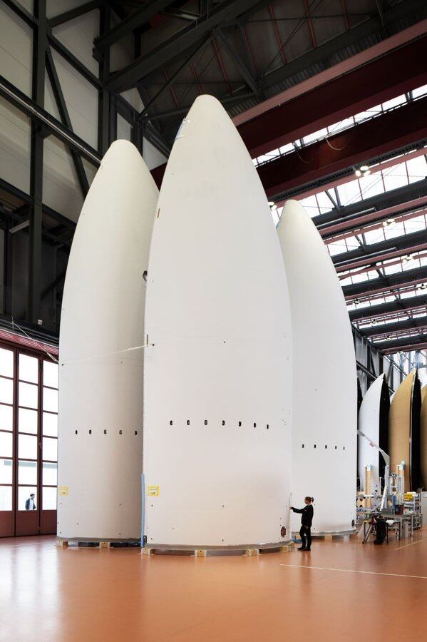 스위스 우주항공 기업 '비욘드 그래비티'의 엠멘 공장에 세워진 로켓 페어링 모습 / 비욘드 그래비티 제공