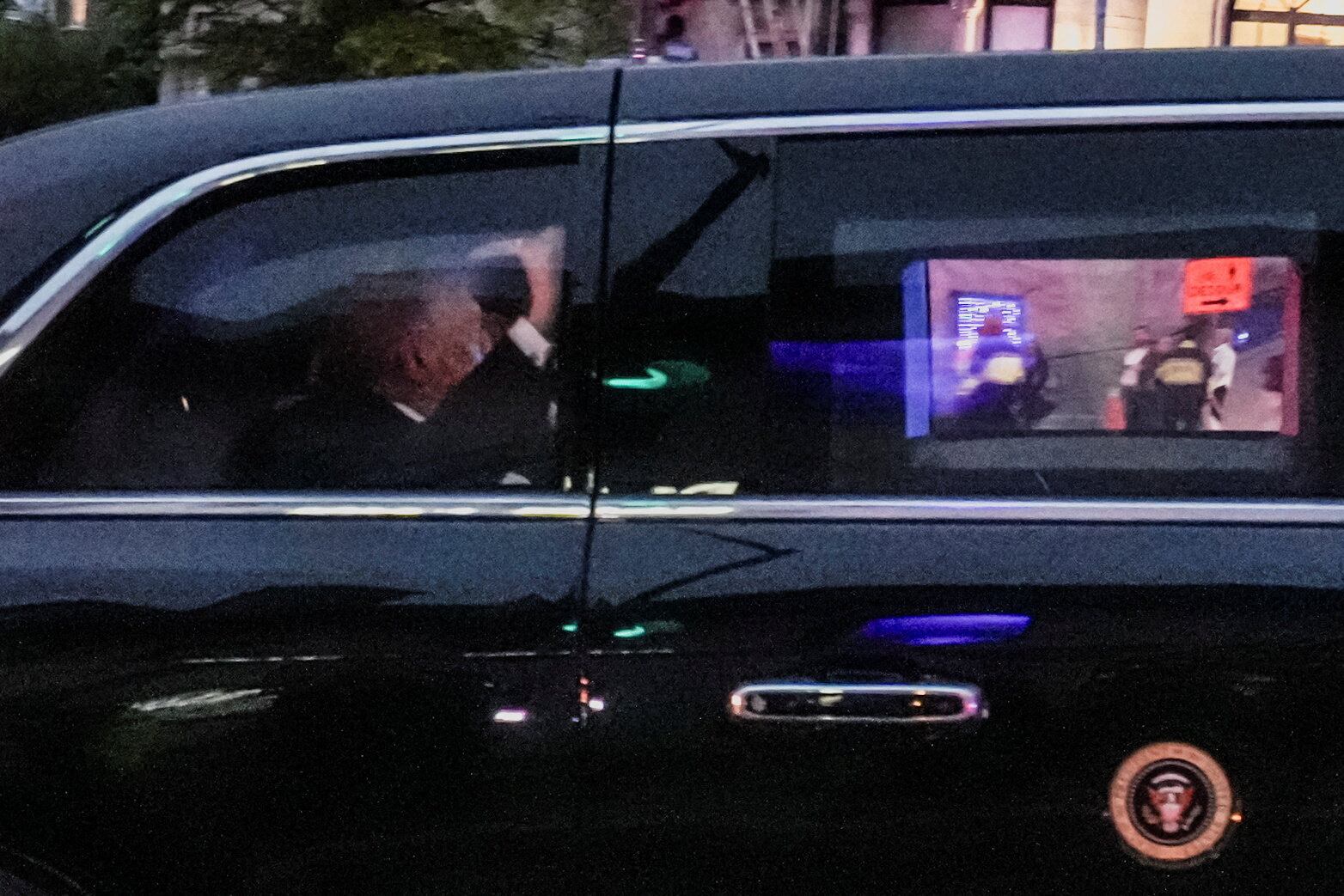 <YONHAP PHOTO-2629> U.S. President Donald Trump's motorcade drives to the venue of the 2026 White House Correspondents' Association (WHCA) dinner, in Washington, D.C., U.S., April 25, 2026. REUTERS/Ken Cedeno/2026-04-26 09:35:07/
「저작권자 ⓒ 1980-2026 ㈜연합뉴스. 무단 전재 재배포 금지, AI 학습 및 활용 금지」