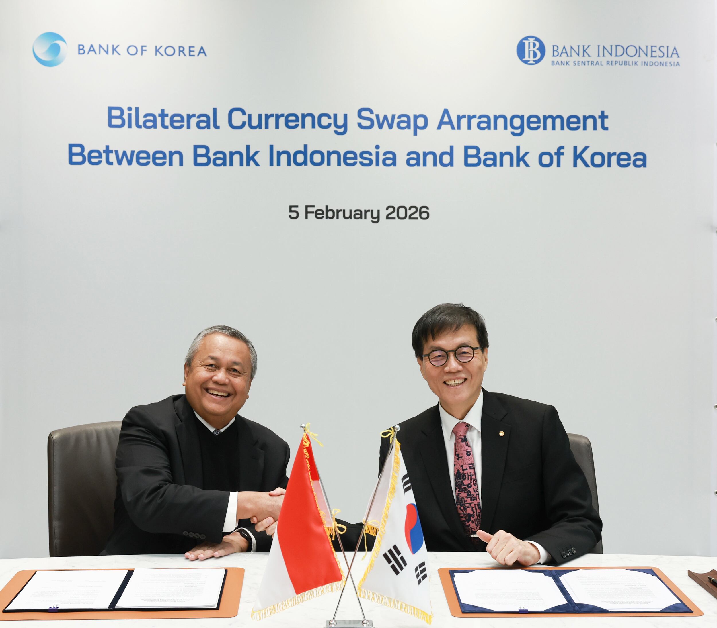 이창용 한국은행 총재가 지난 2월 5일 서울 중구 한국은행에서 페리 와르지요 인도네시아 중앙은행 총재와 통화스왑 계약 연장을 체결하고 기념촬영을 하고 있다. /뉴스1