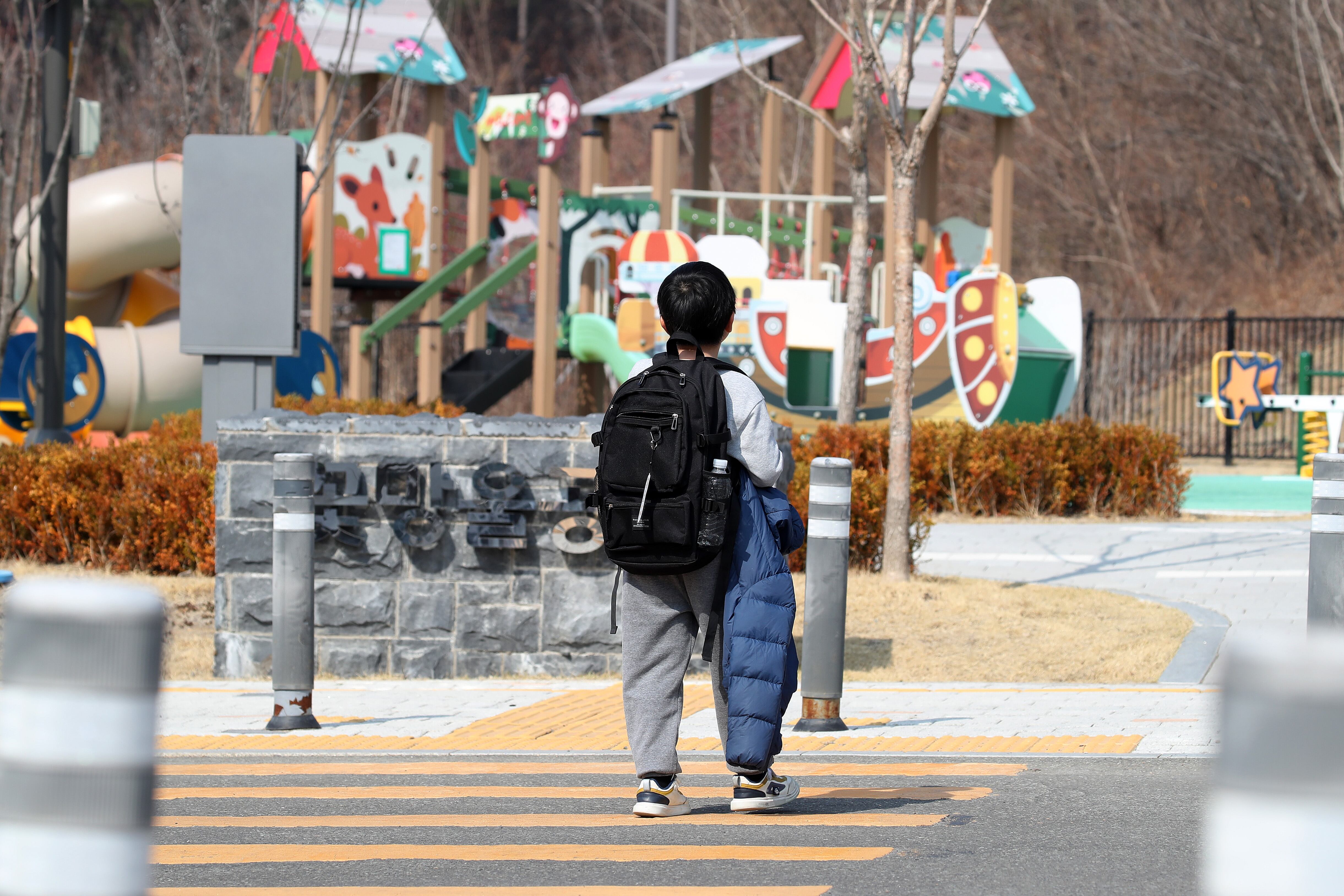 대구 북구의 초등학교에서 수업을 마친 초등학생이 학교 인근 놀이터로 향하고 있다. /뉴스1