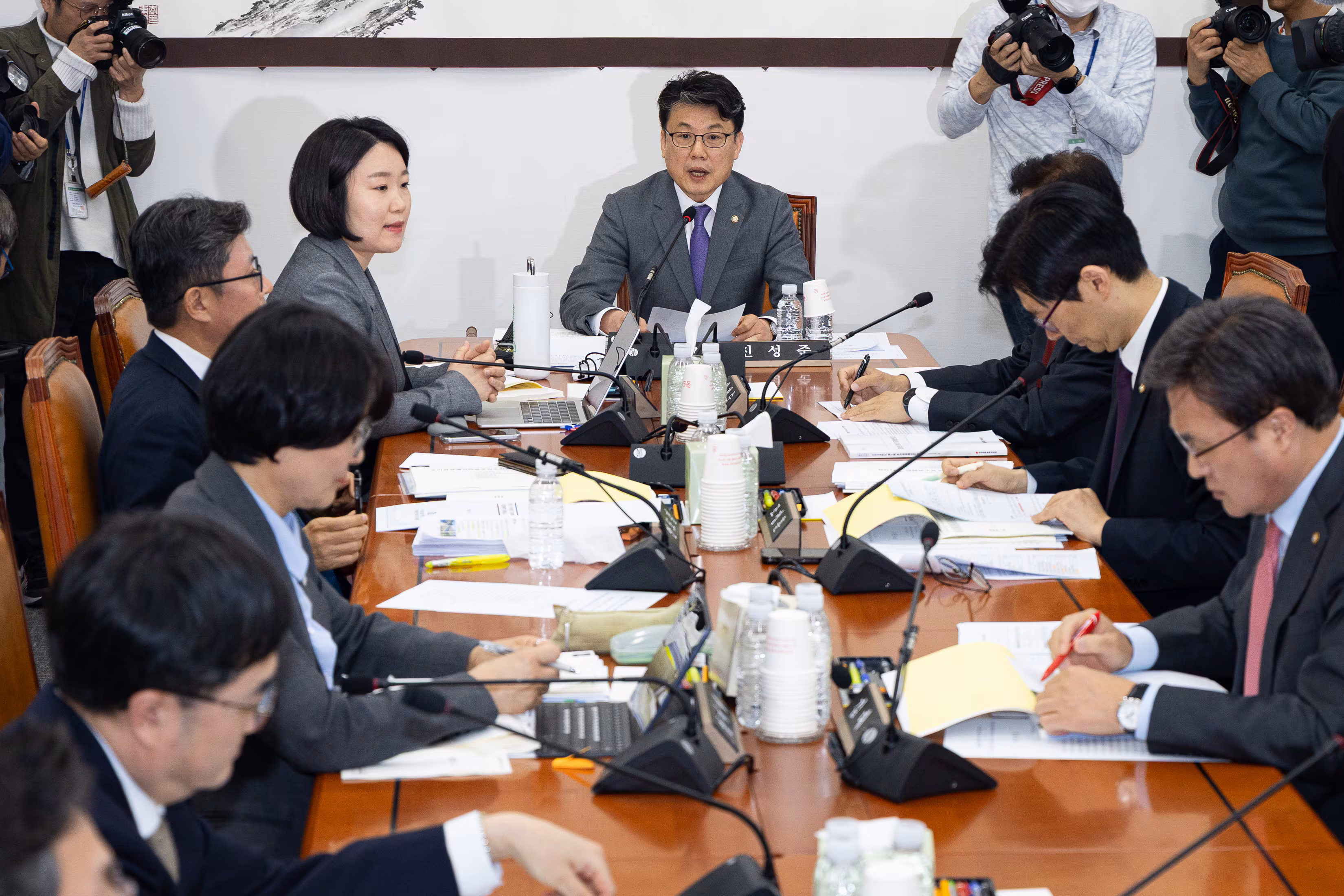 진성준 국회 예산결산특별위원장이 9일 서울 여의도 국회에서 열린 제434회 국회(임시회) 예산결산특별위원회 제1차 2026년도 제1회 추가경정예산안 등 조정소위원회에서 인사말을 하고 있다./뉴스1