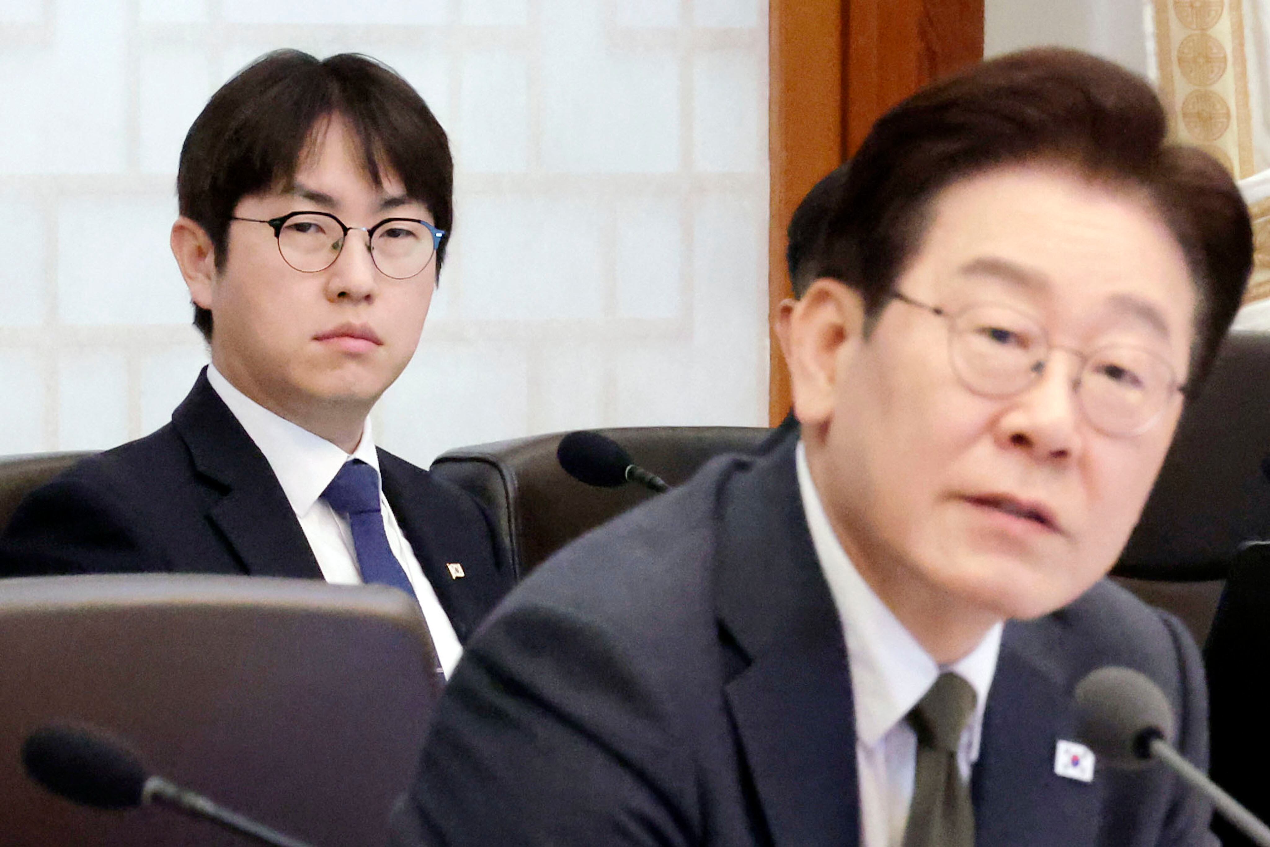 하정우 전 AI미래기획수석이 지난 14일 청와대에서 열린 제16회 국무회의 겸 제5차 비상경제점검회의에서 이재명 대통령의 발언을 듣고 있다./청와대통신사진기자단