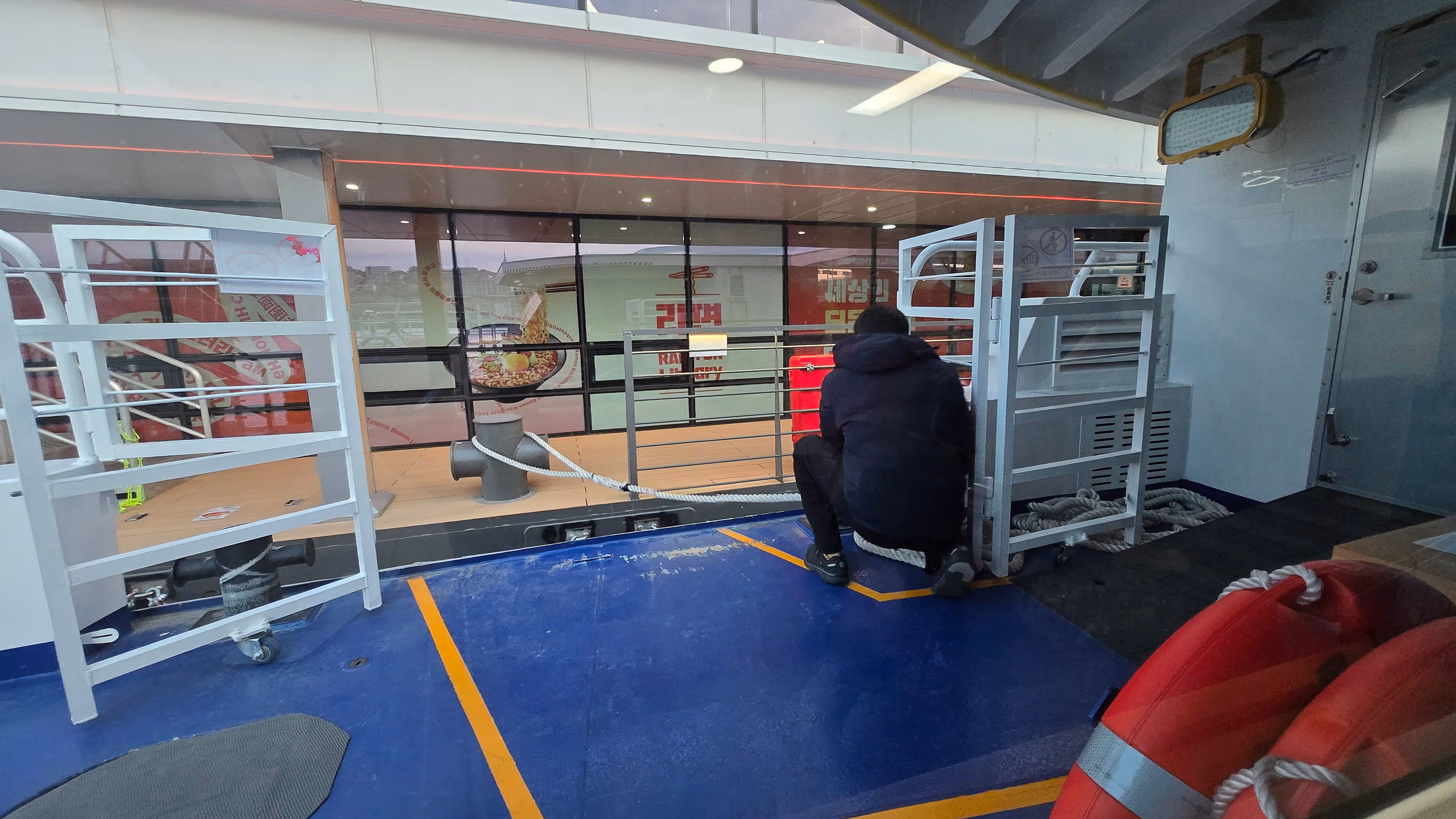 1일 오후 압구정선착장에 한강버스를 세우기 위해 승무원이 로프 고정 작업을 하고 있다. /윤희훈 기자