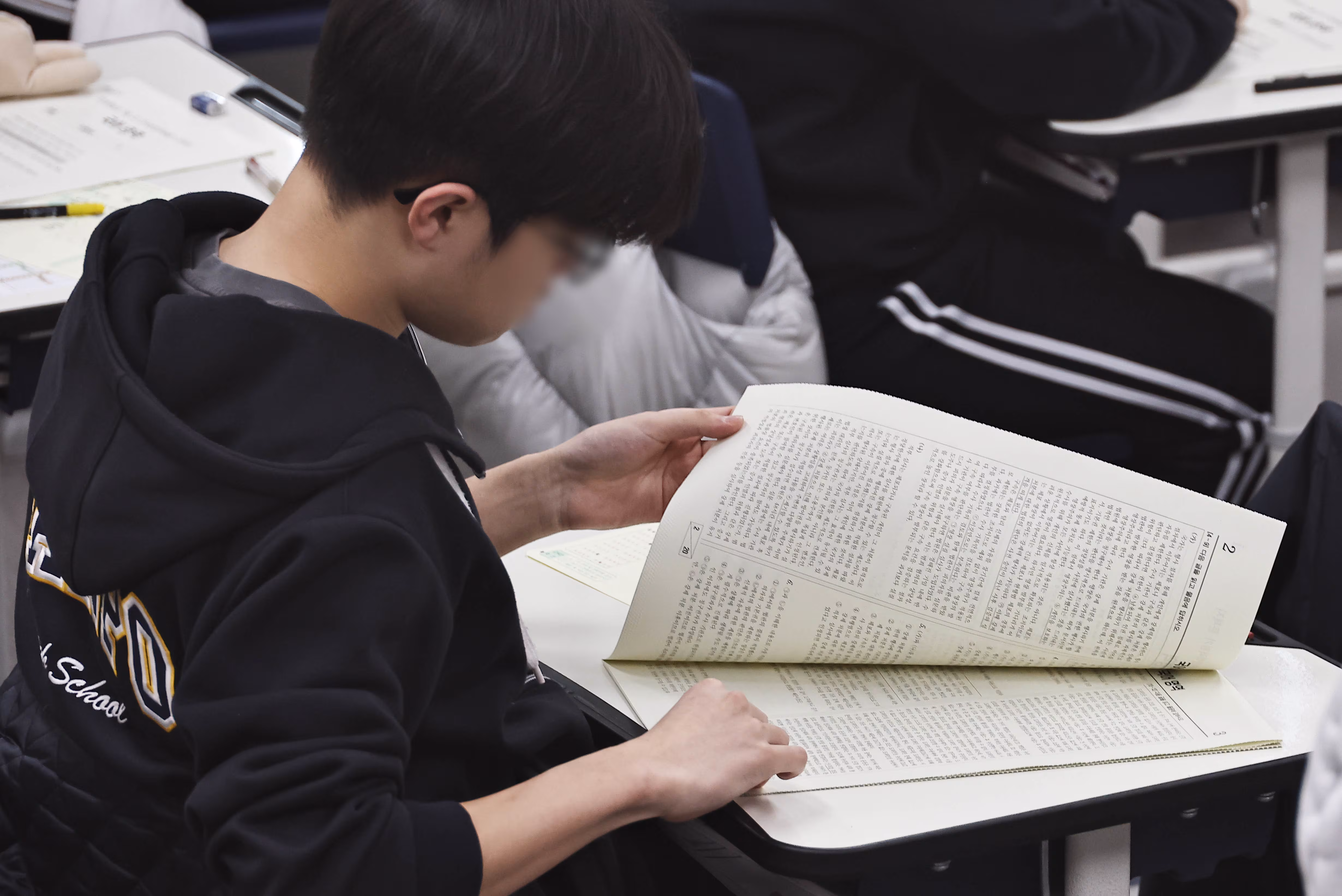 올해 첫 전국 단위 모의고사인 2027학년도 3월 전국연합학력평가(학력평가)가 치러진 24일 오전 서울 서초구 반포고등학교 3학년 교실에서 학생들이 시험지를 받고 검사하고 있다/뉴스1