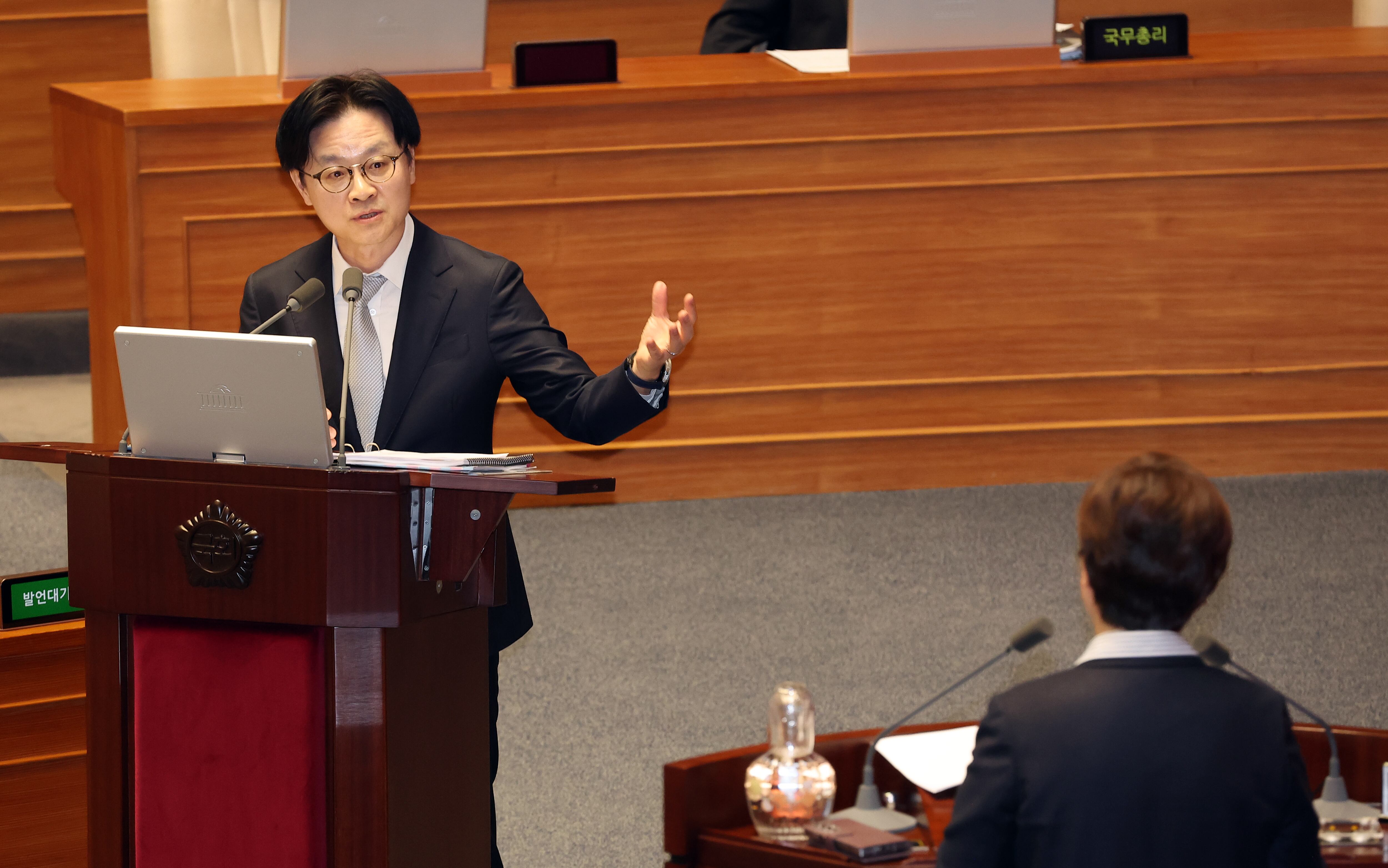 김정관 산업통상부 장관이 6일 국회에서 열린 경제 분야 대정부 질문에서 이언주 더불어민주당 의원의 질문에 답하고 있다. /연합뉴스