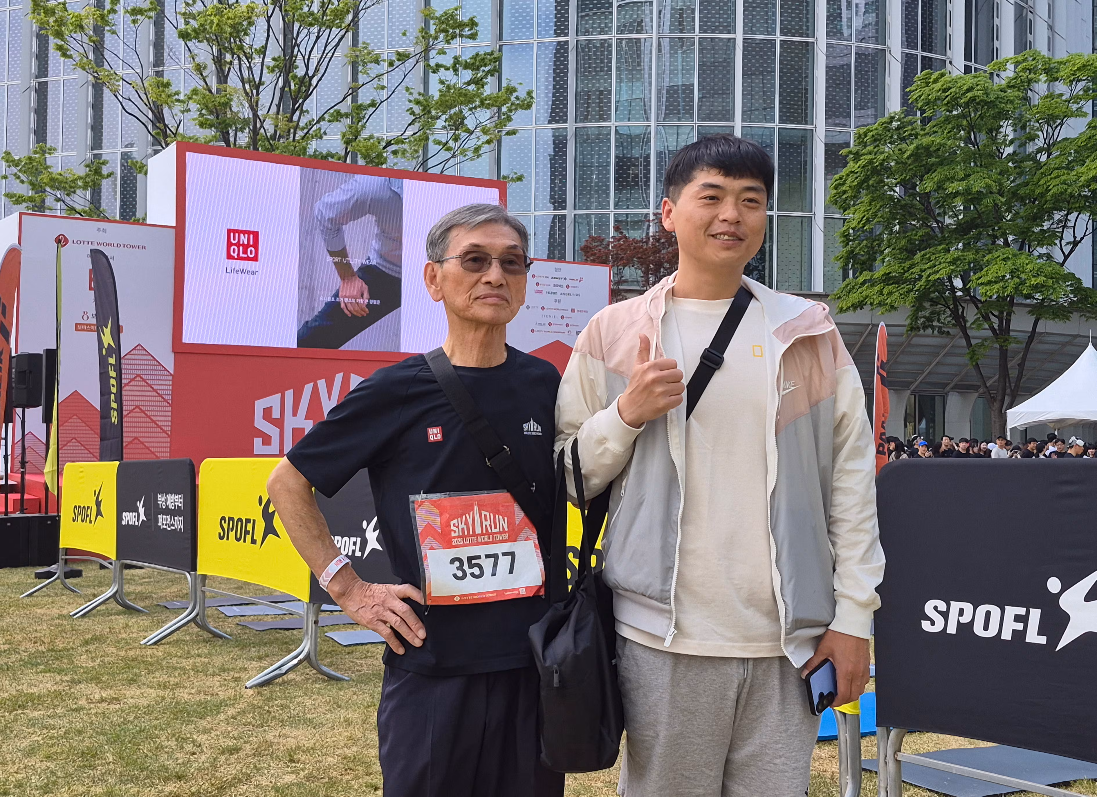 19일 오후 1시 서울 잠실 롯데월드타워에서 열린 제8회 스카이런(SKY Run) 출발선에서 대기 중이던 김용진씨(왼쪽)와 손자 김선웅씨. 김용진씨는 이번 스카이런 최고령 참가자다. /민영빈 기자
