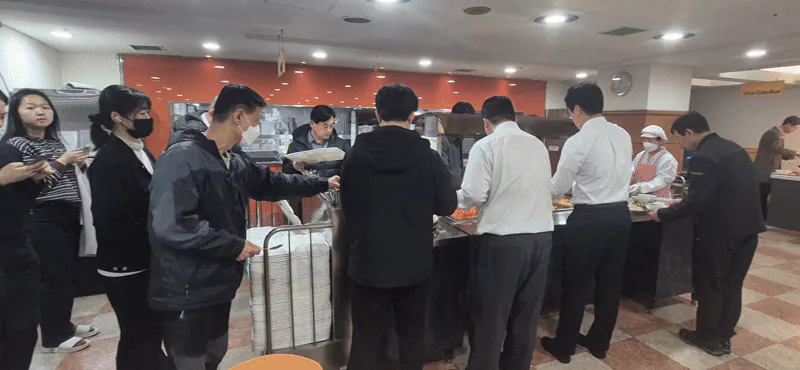 3일 삼성 세무서 구내식당에서 외부인들이 점심 식사를 하고 있다./임희재 기자