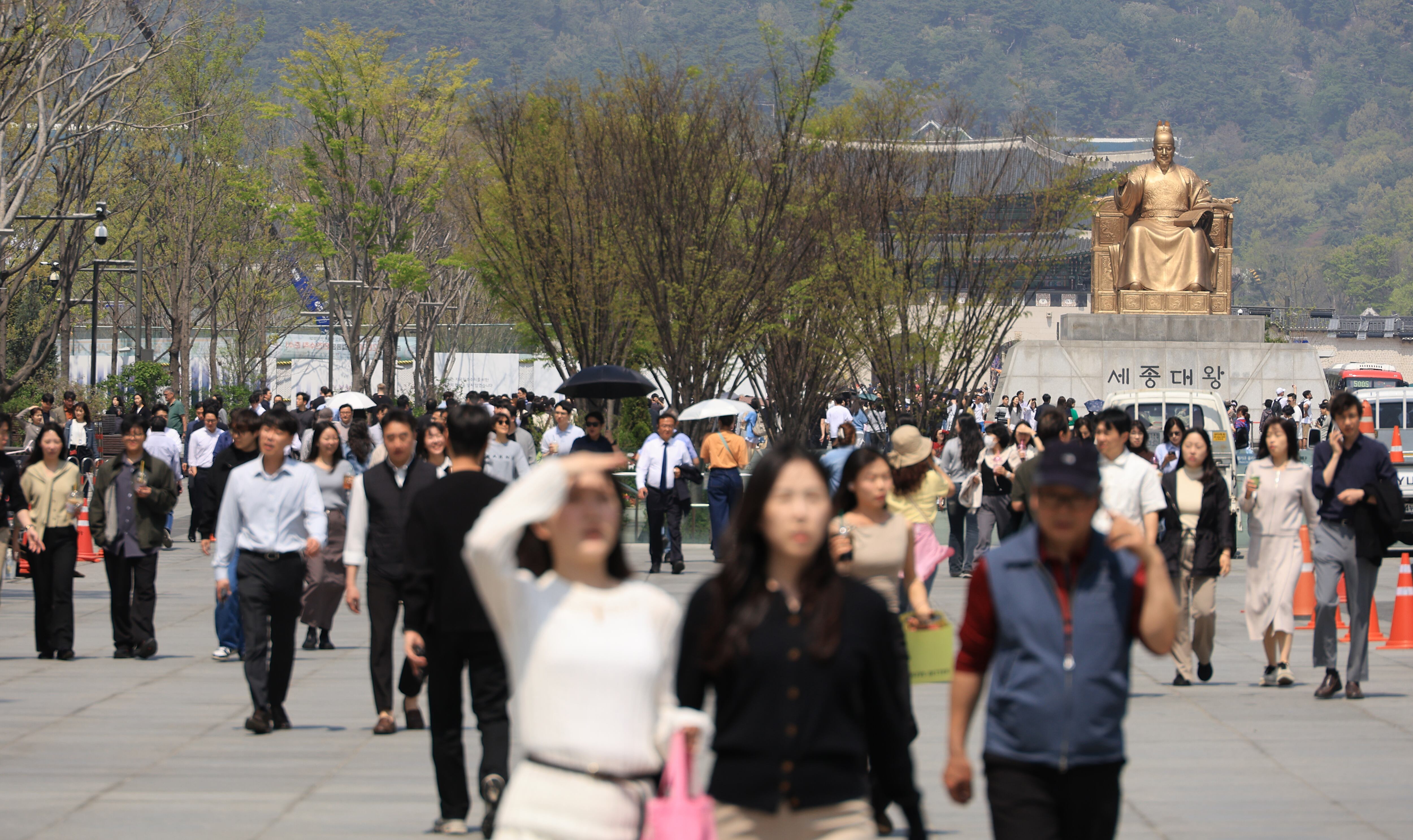 서울 광화문 광장으로 나온 주변 직장인들과 시민, 관광객들. / 연합뉴스
