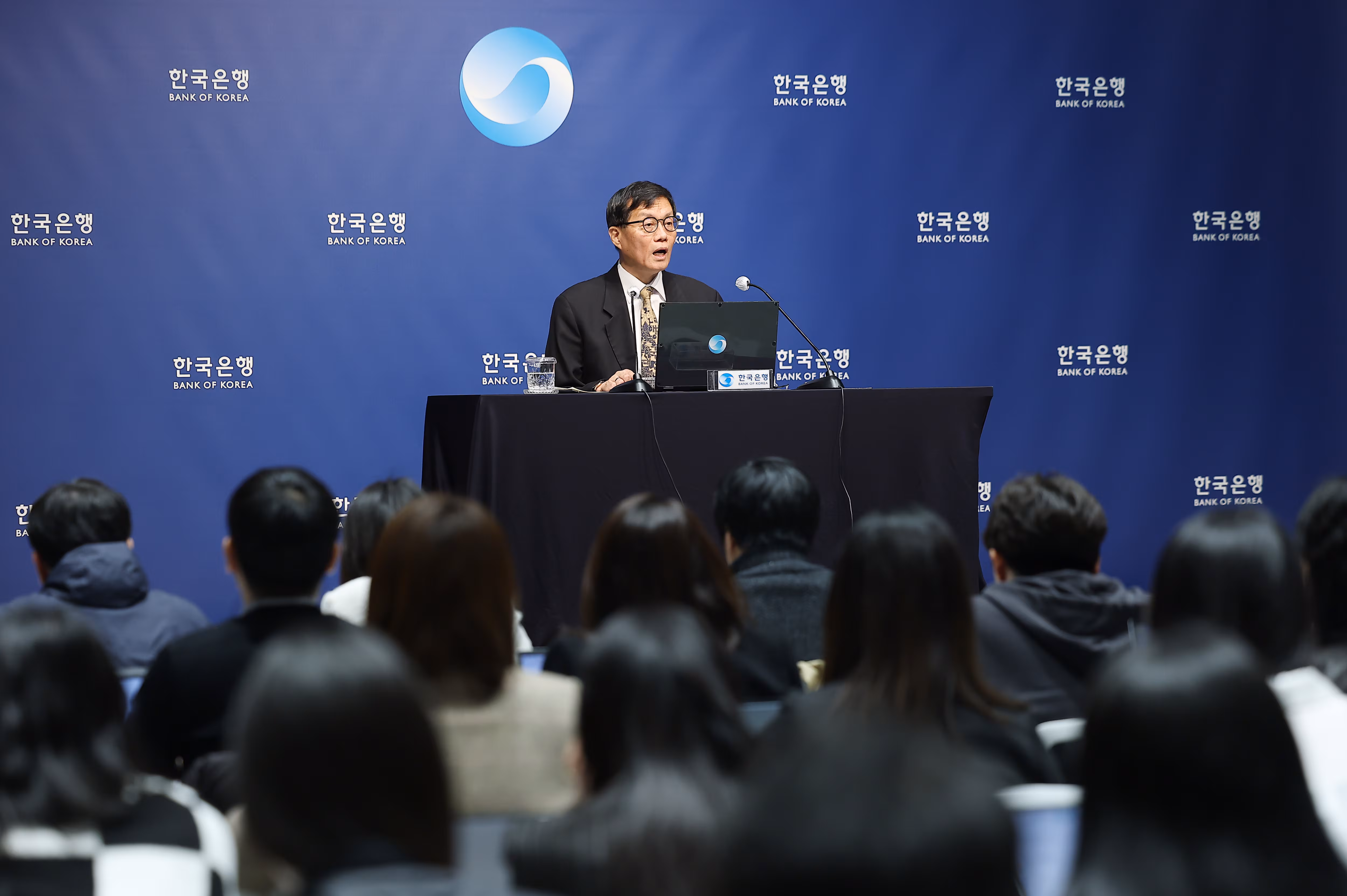 이창용 한국은행 총재가 10일 서울 중구 한국은행 본관에서 열린 금융통화위원회 본회의 후 기자간담회에서 발언하고 있다. /연합뉴스