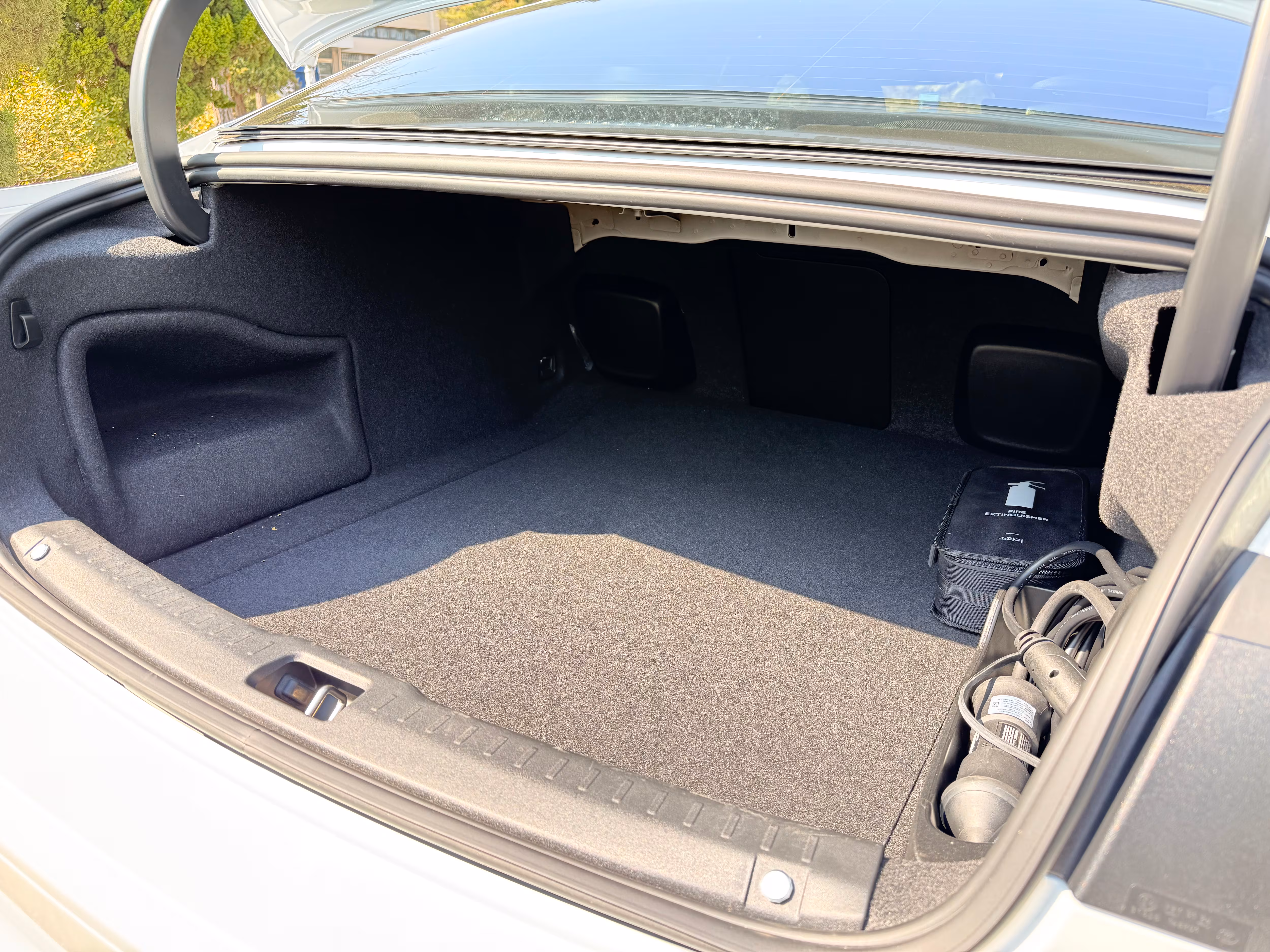 볼보자동차 준대형 세단 'S90' 플러그인 하이브리드(T8)의 트렁크./이윤정 기자