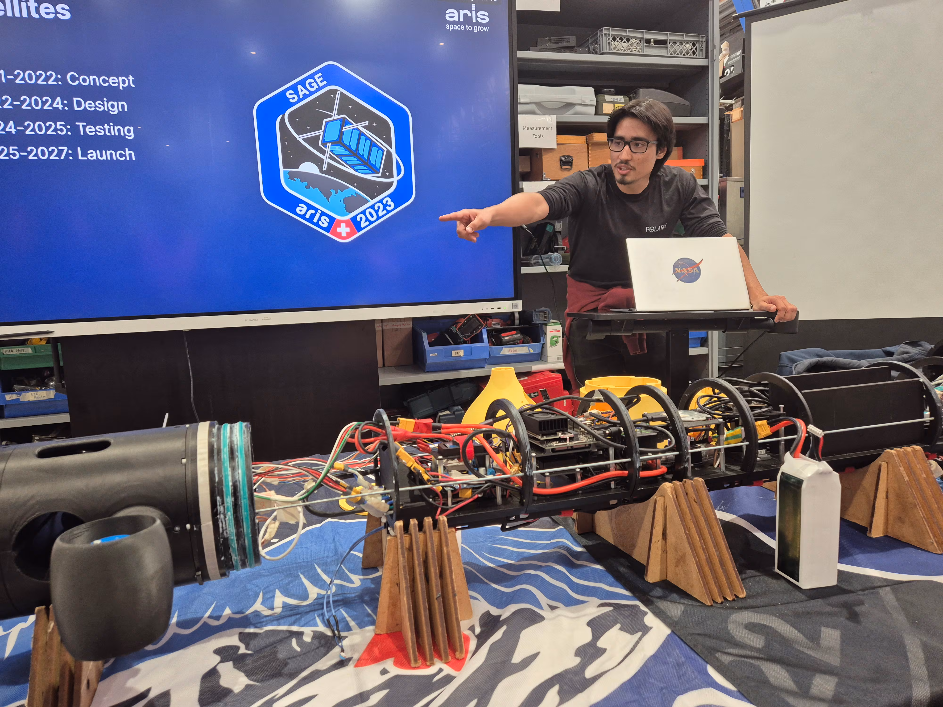 ARIS에서 우주 탐사 로봇을 만드는 팀 ‘폴라리스’의 부매니저 리차드 루딘(22)이 자신들이 진행한 프로젝트에 대해 설명 중이다. /김송이 기자