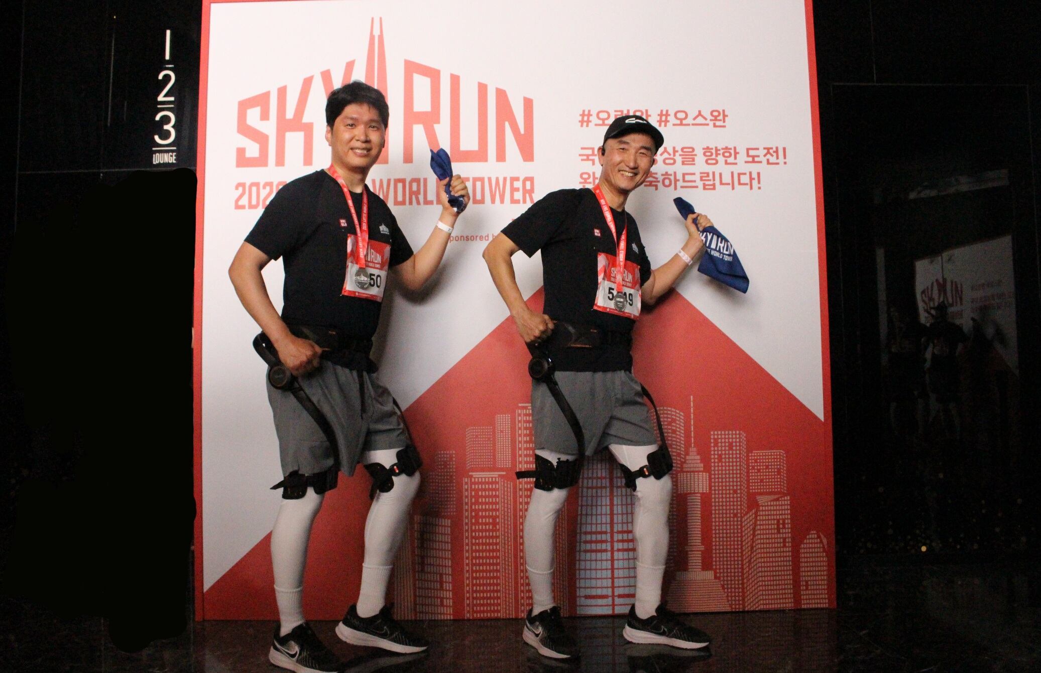 지난 19일 서울 잠실 롯데월드타워에서 열린 제 8회 스카이런(SKY Run)에 참가한 롯데온 직원들이 하이퍼쉘을 착용한 채 완주 후 기념 촬영을 하고 있다. /롯데온 제공
