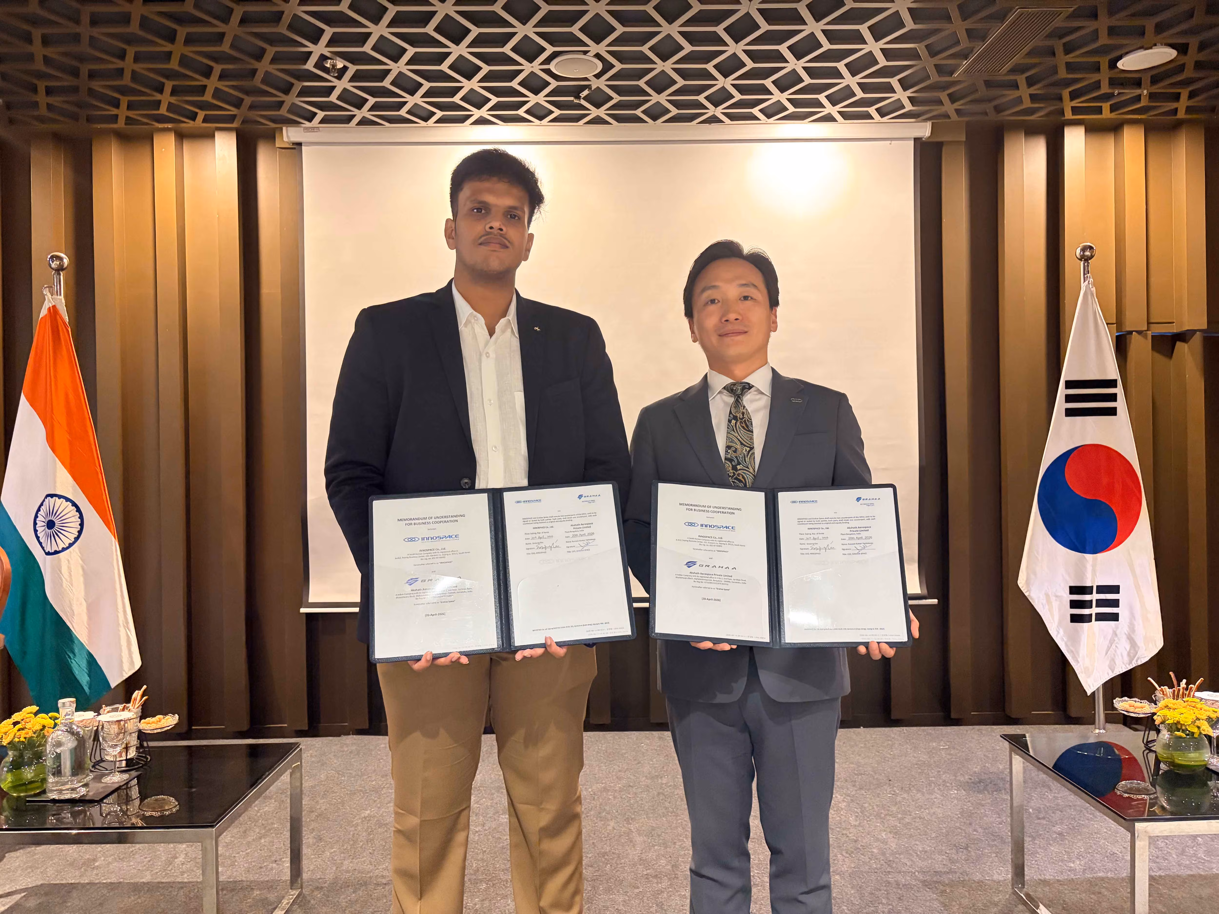 그라하 스페이스와 이노스페이스의 양해각서(MOU) 체결식. 왼쪽부터 아파라지트 뱅갈로르 수브라 마니마란(Aparajith Bangalore Subra Manimaran) 그라하 스페이스 프로젝트 총괄 책임자, 문진호 이노스페이스 해외영업팀장./이노스페이스